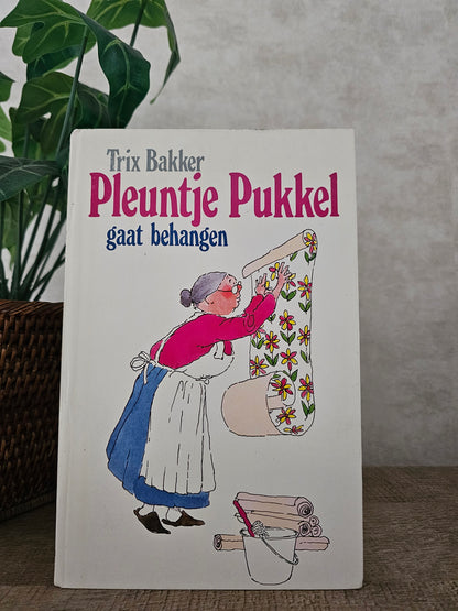 Trix Bakker - Pleuntje Pukkel gaat behangen