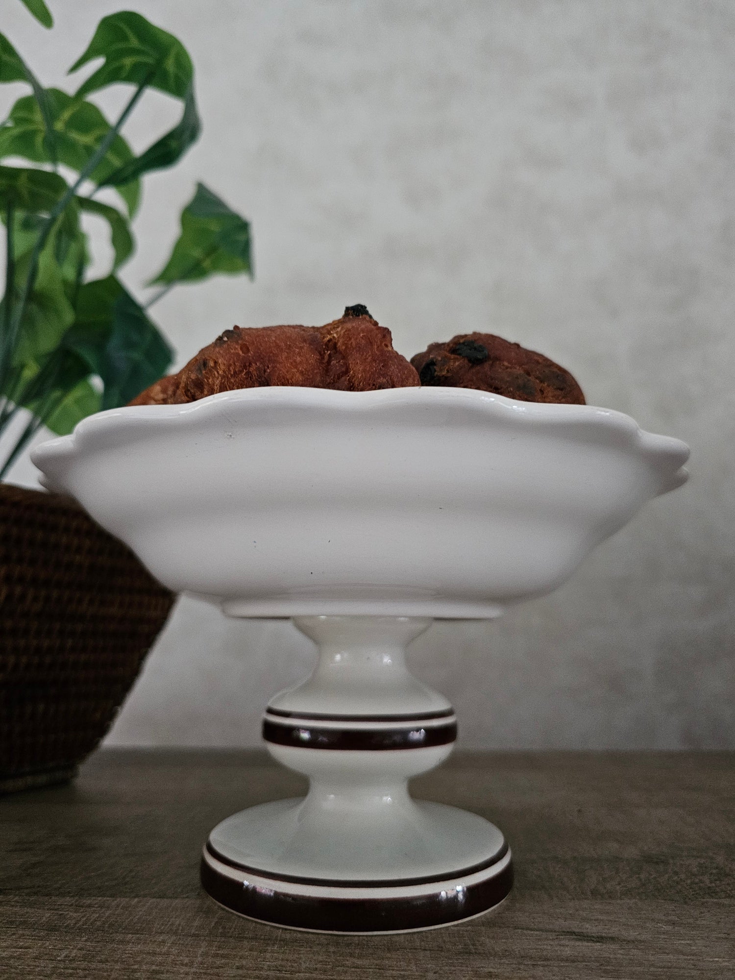 Driepotige keramische fruitschaal voor op het aanrecht, 10-inch ovale Driepotige keramische fruitschaal voor op het aanrecht, 10-inch ovale