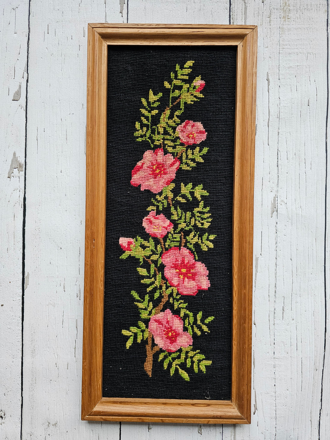 Ingelijst borduurwerk roze bloemen
