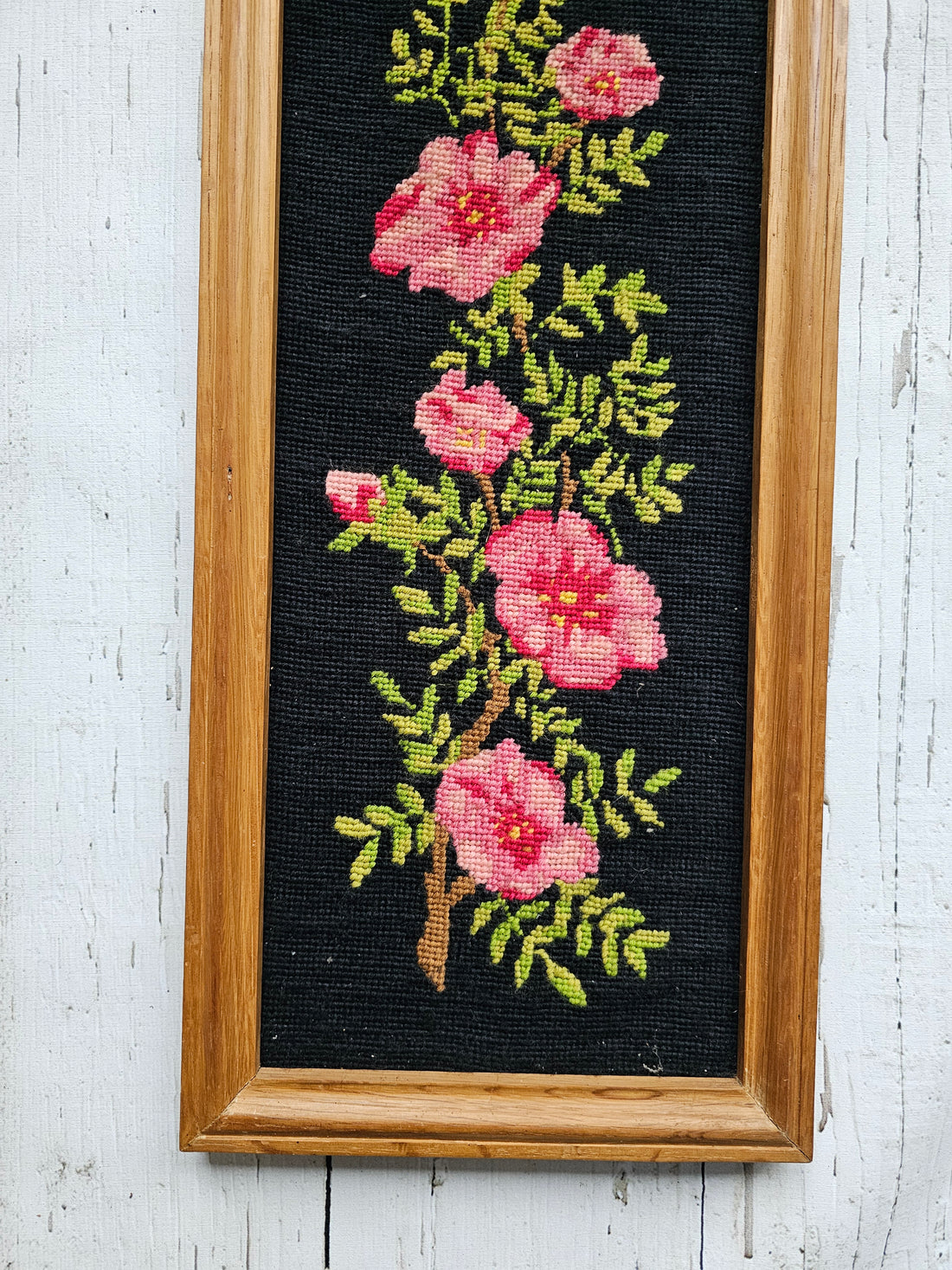 Ingelijst borduurwerk roze bloemen