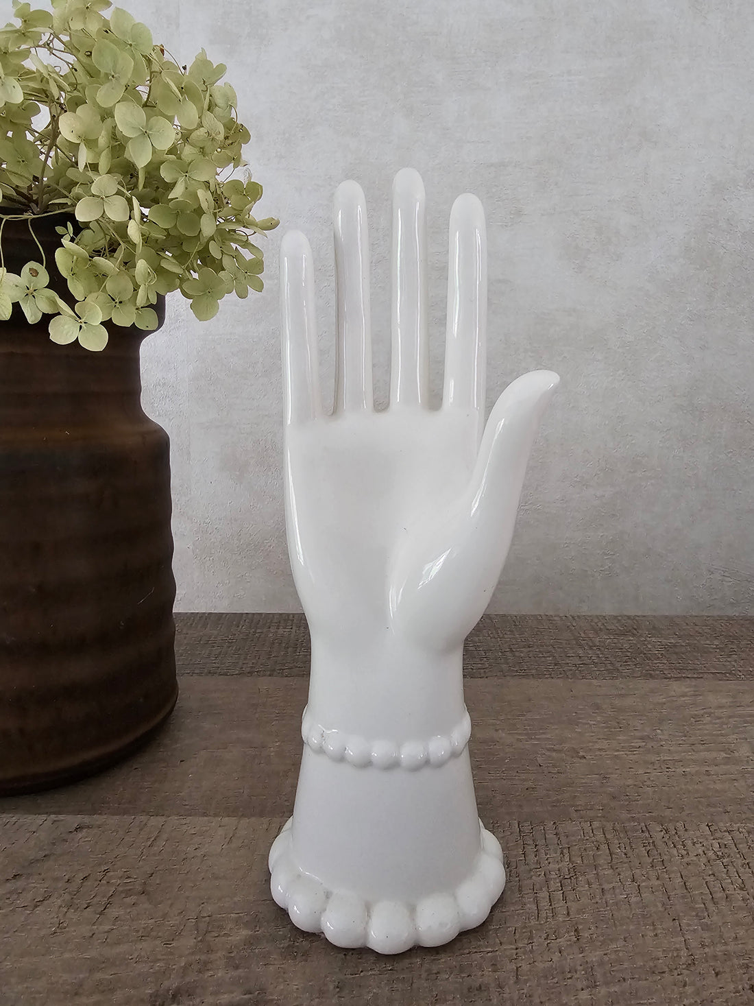 Vintage witte sierraden hand