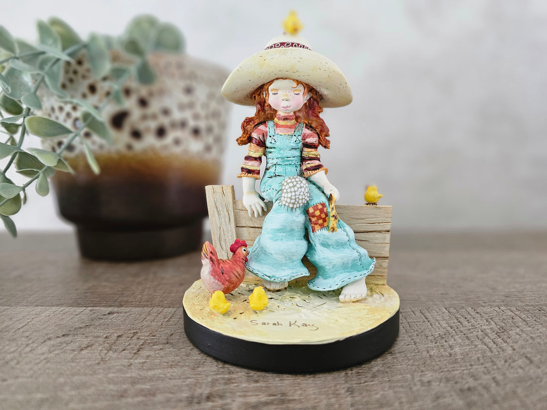 Sarah Kay beeldje meisje met kippen