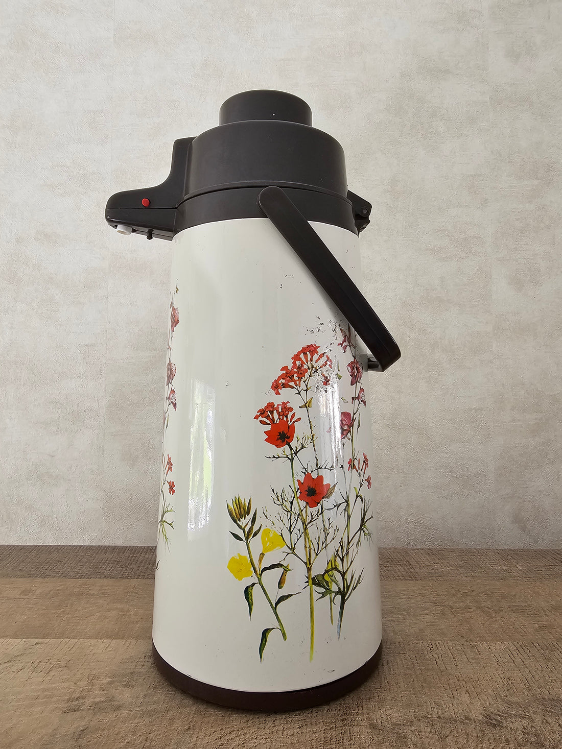 Vintage thermoskan wilde bloemen