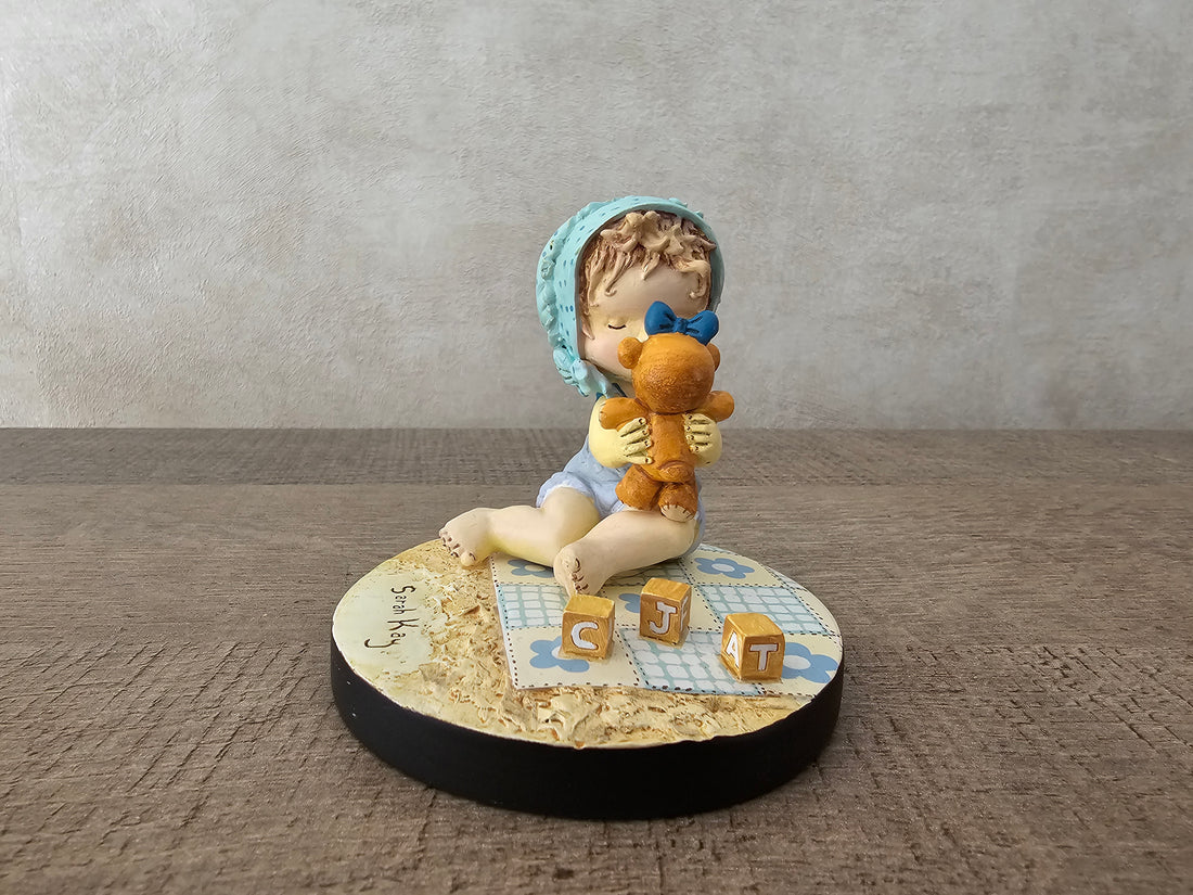 Sarah Kay beeldje baby met beer