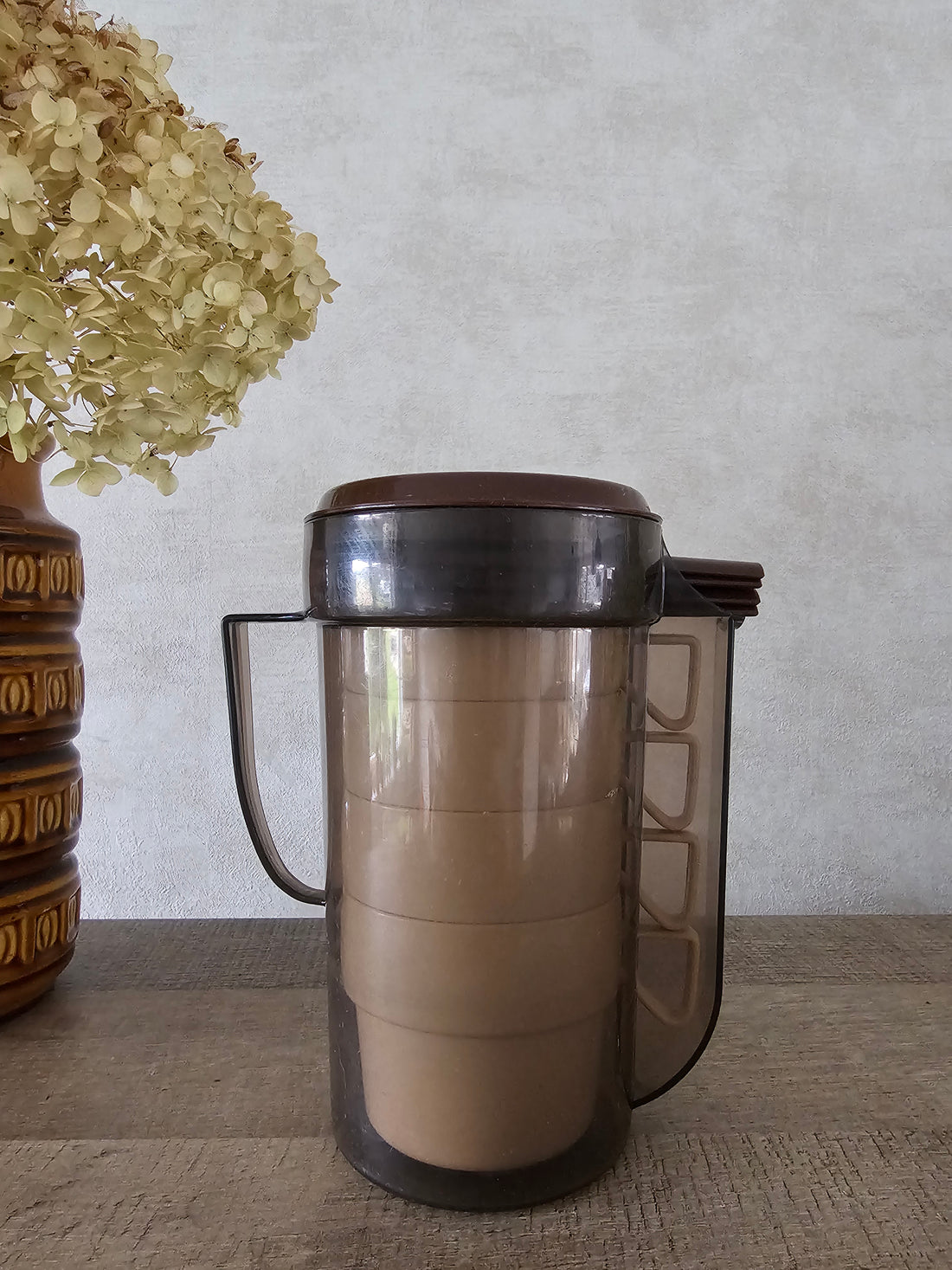 Plastimat bekers met schenkkan