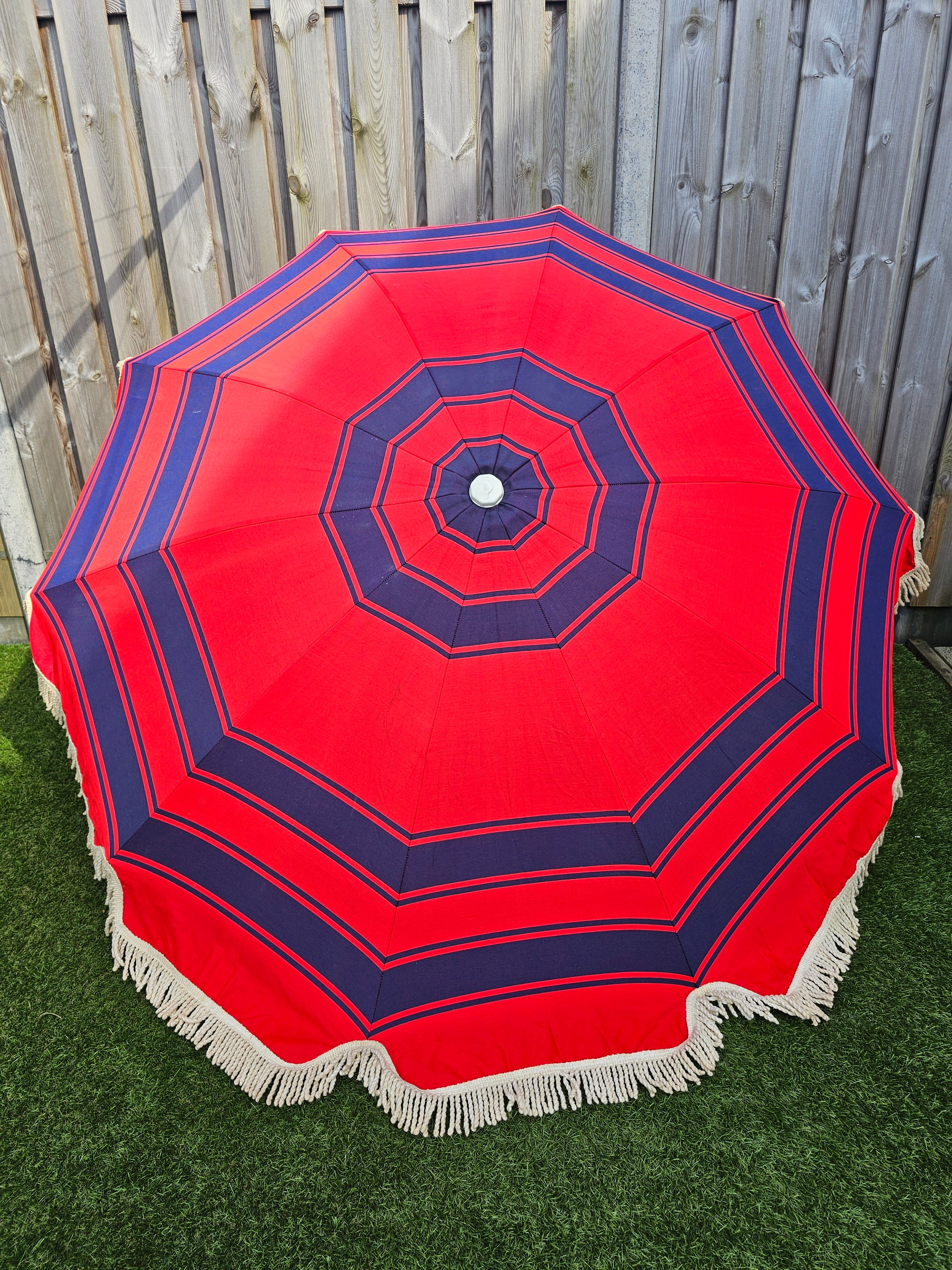 Vintage parasol rood blauw met franjes