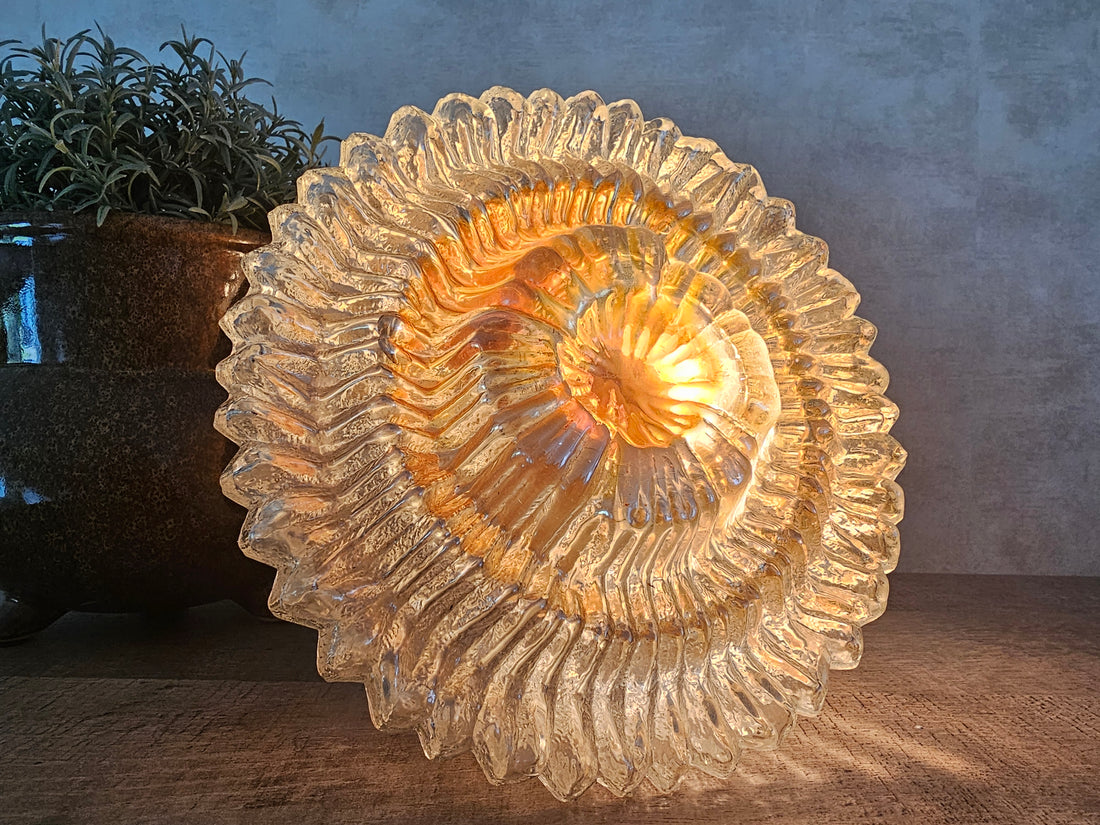 Plafondlamp glazen gouden sunburst 1960