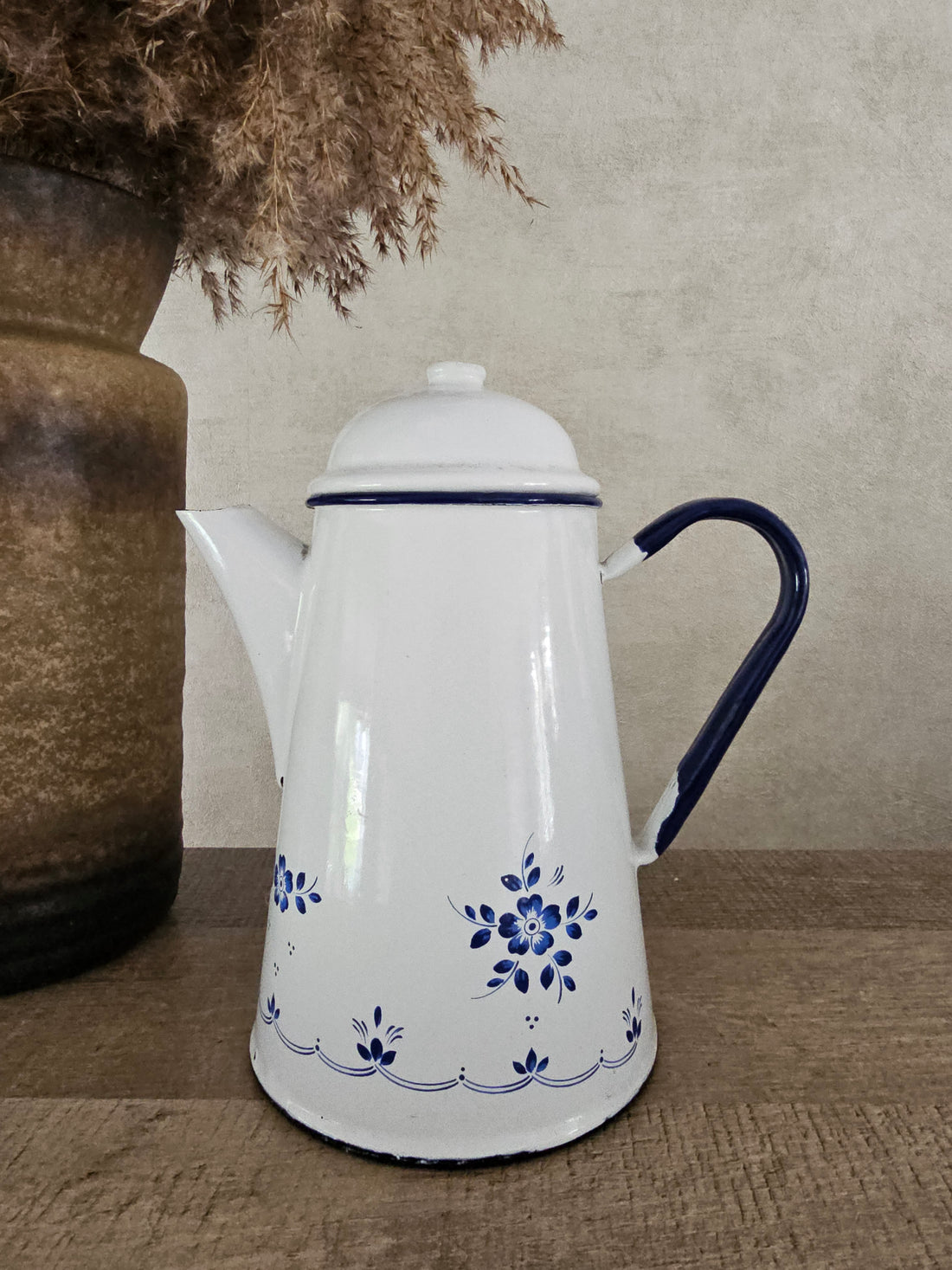 Emaille witte grote koffiepot met blauwe bloemen