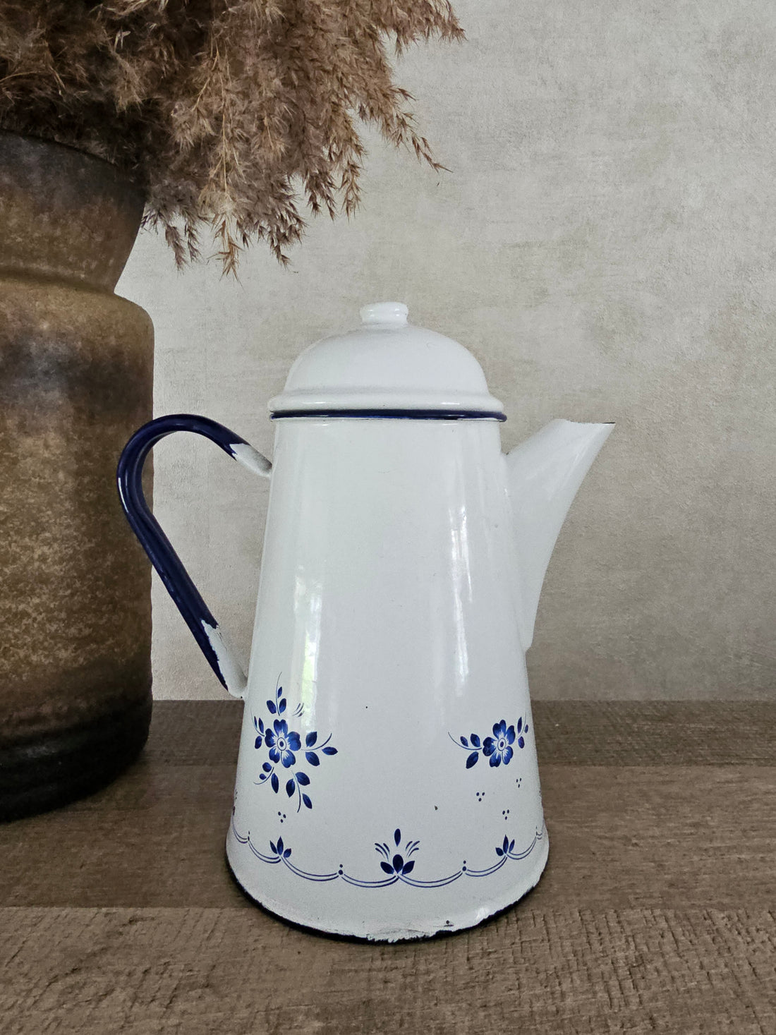 Emaille witte grote koffiepot met blauwe bloemen