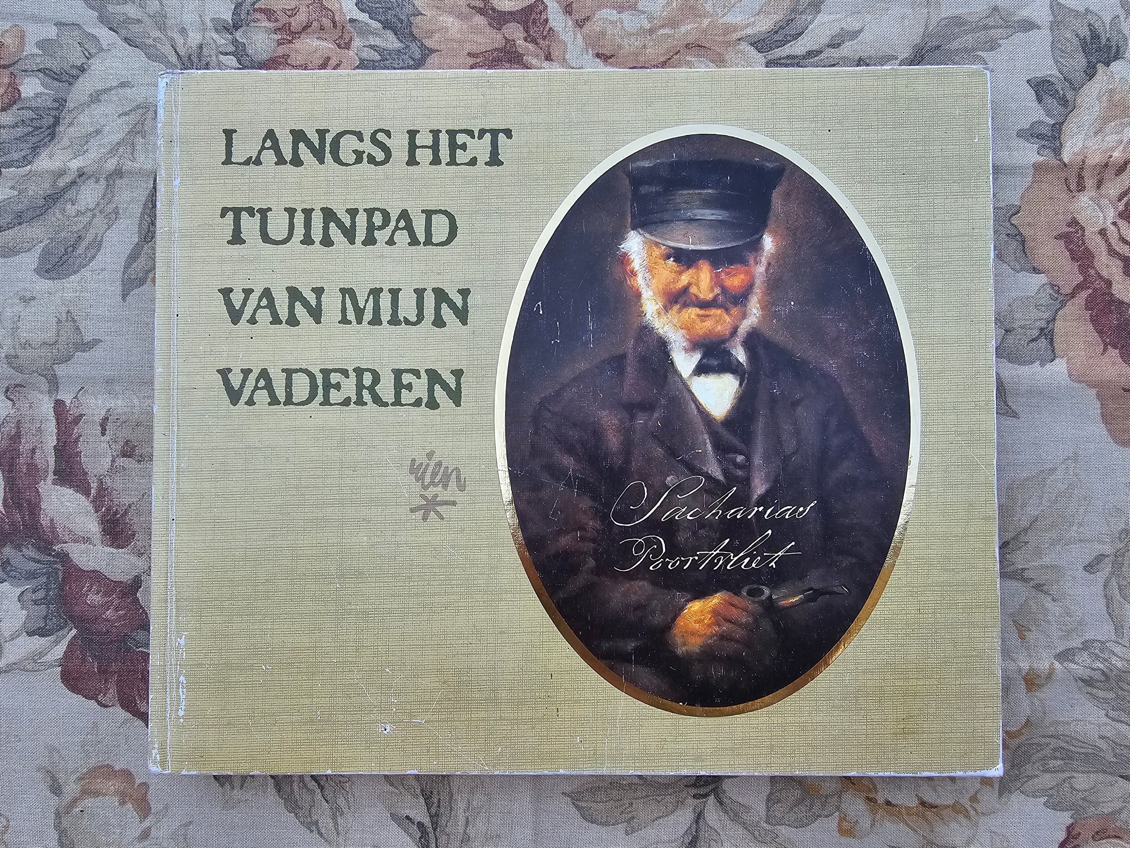 Rien Poortvliet langs het tuinpad van mijn vaderen