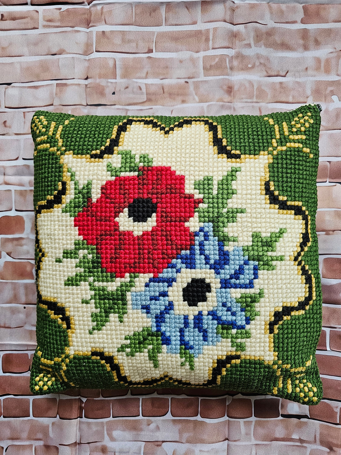 Vintage handgeborduurd kussen met bloemen