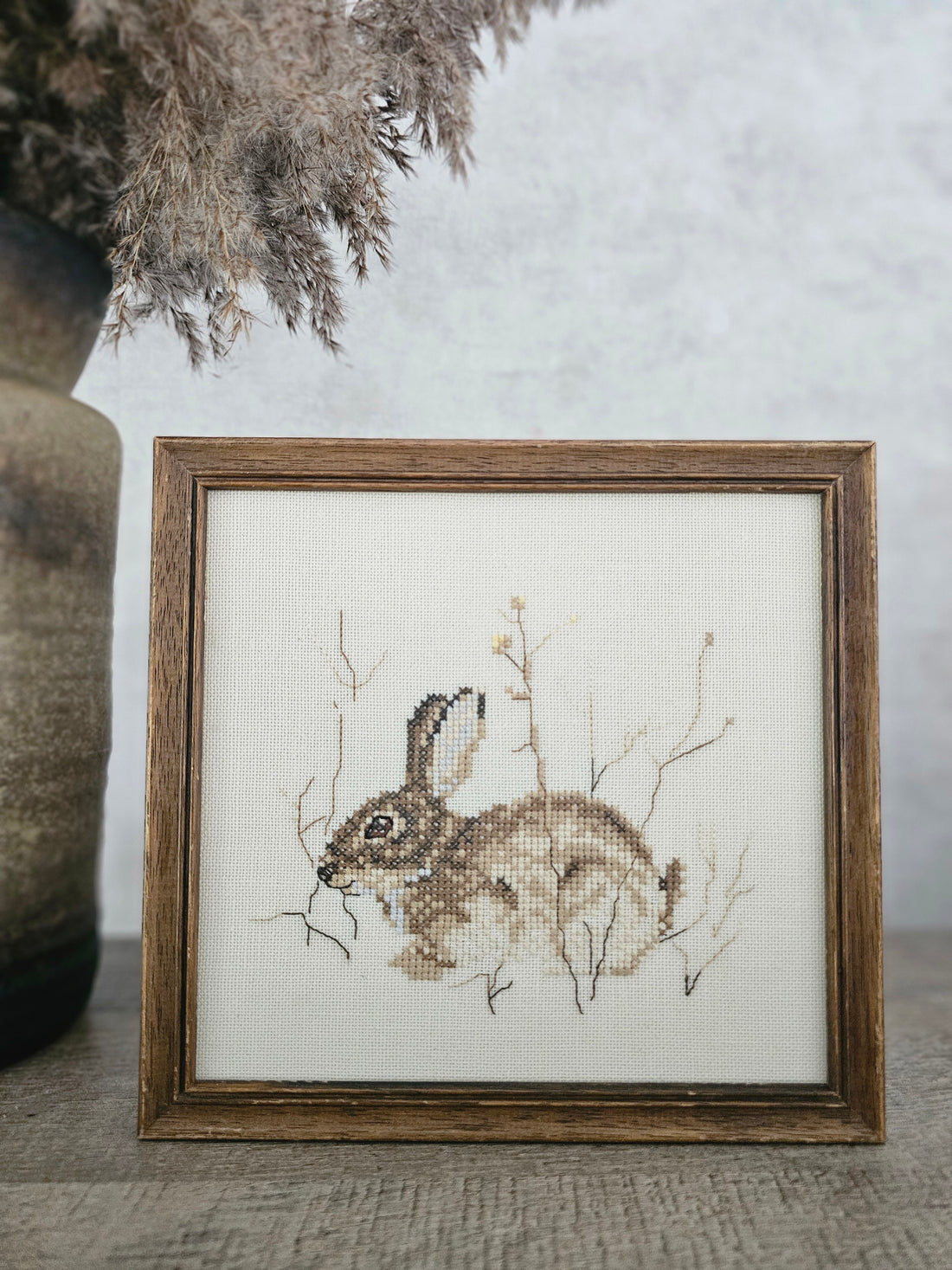 Ingelijst borduurwerk konijn