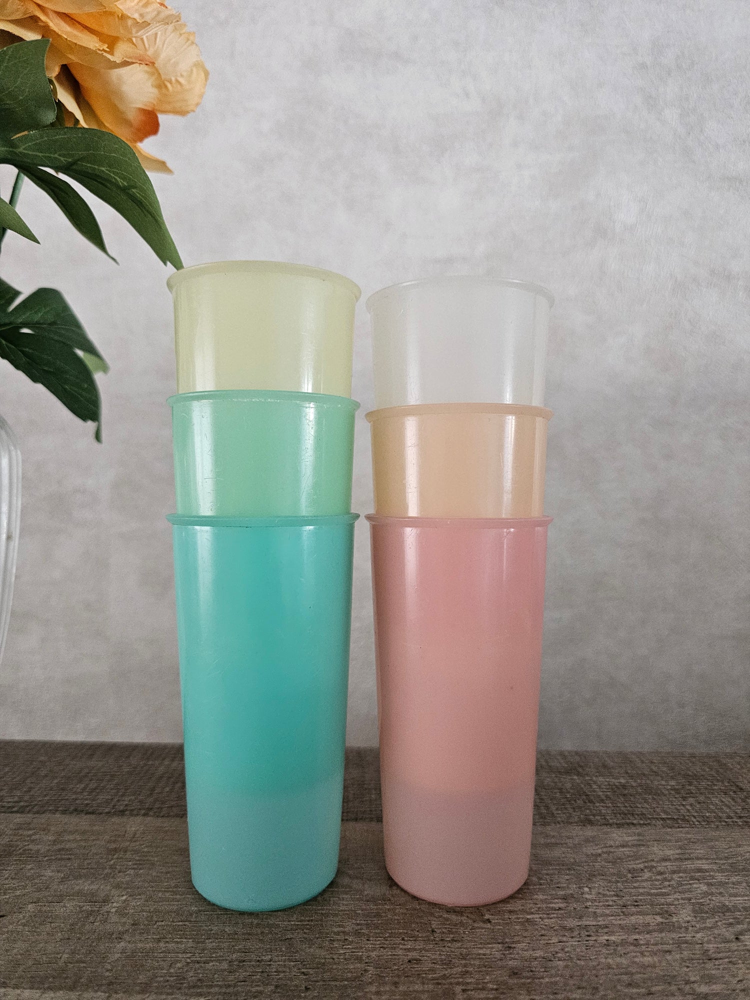 Tupperware bekers pastel kleuren