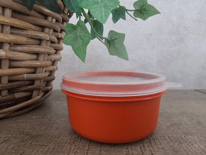 Tupperware bakje roestbruin