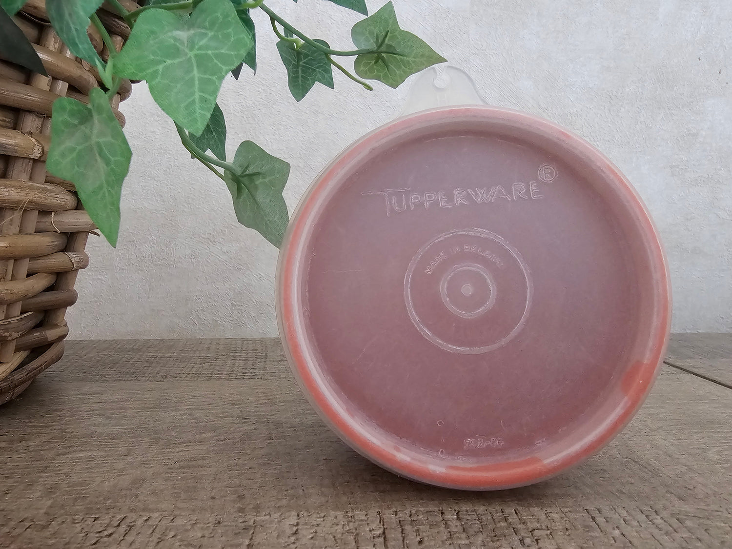 Tupperware bakje roestbruin