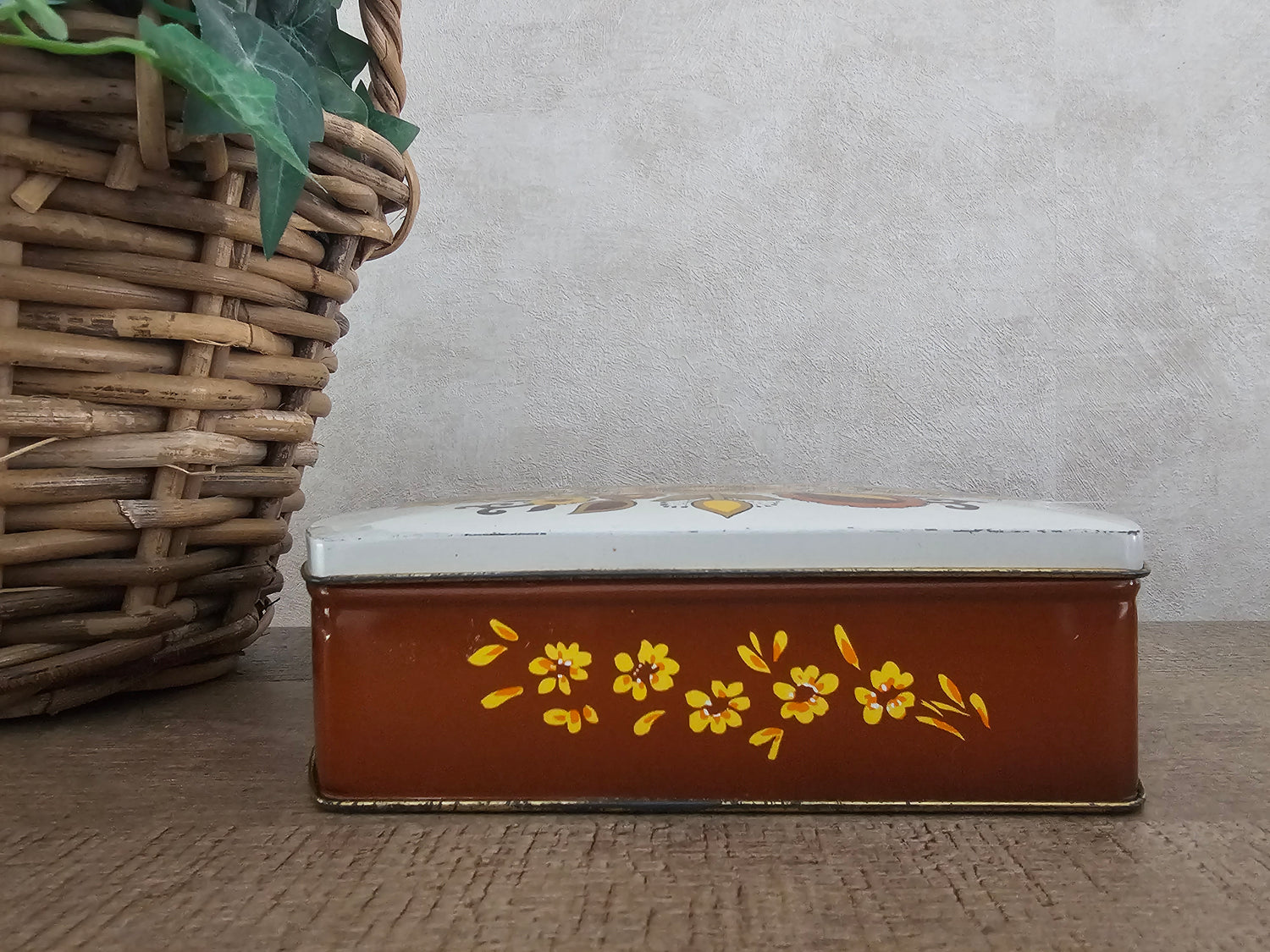 Vintage blik bruin met bloemen