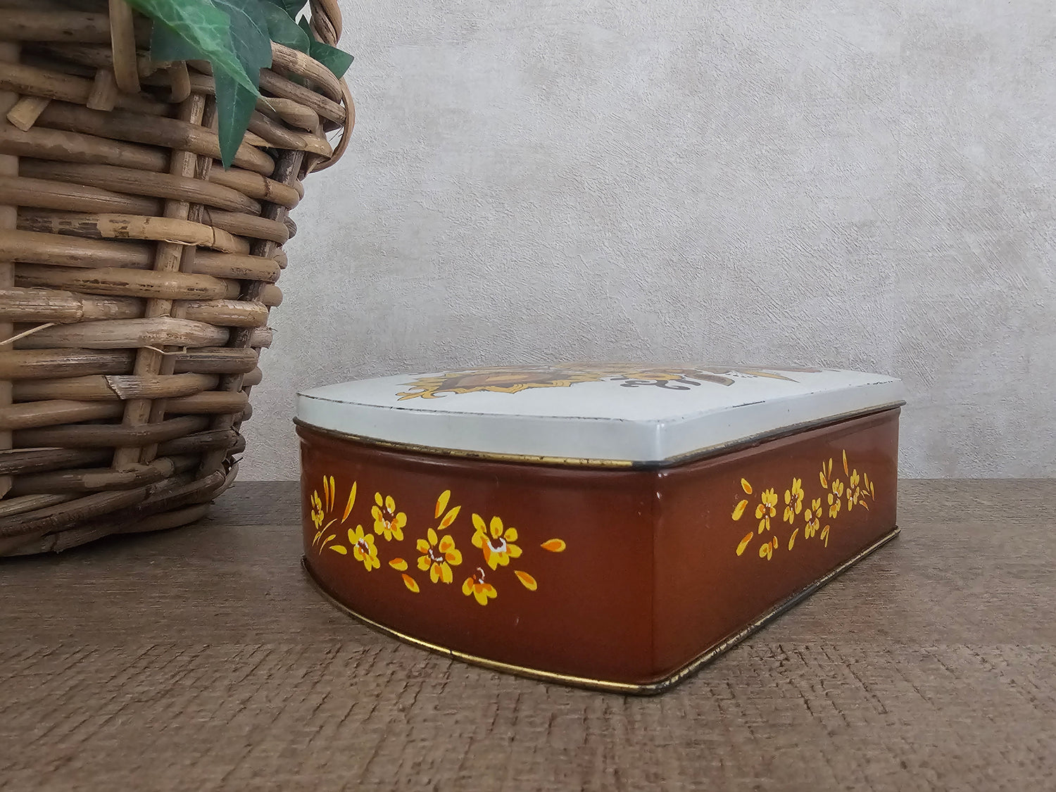 Vintage blik bruin met bloemen