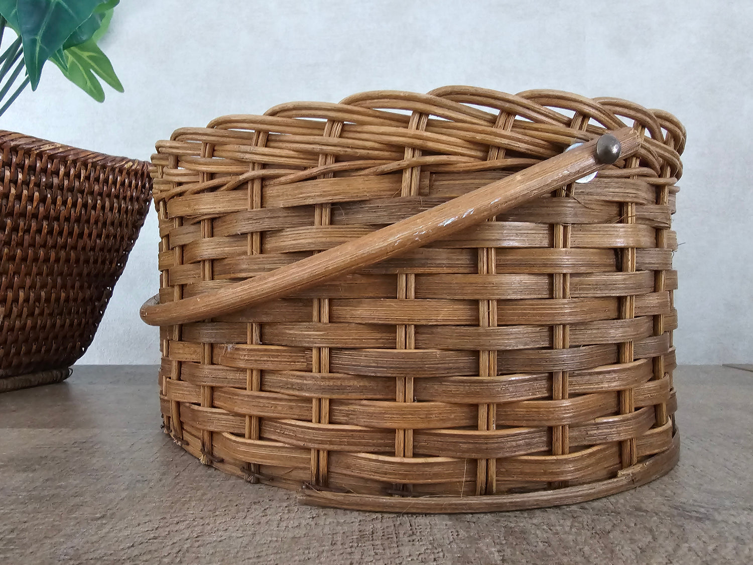 Vintage rotan naaimandje met inzet