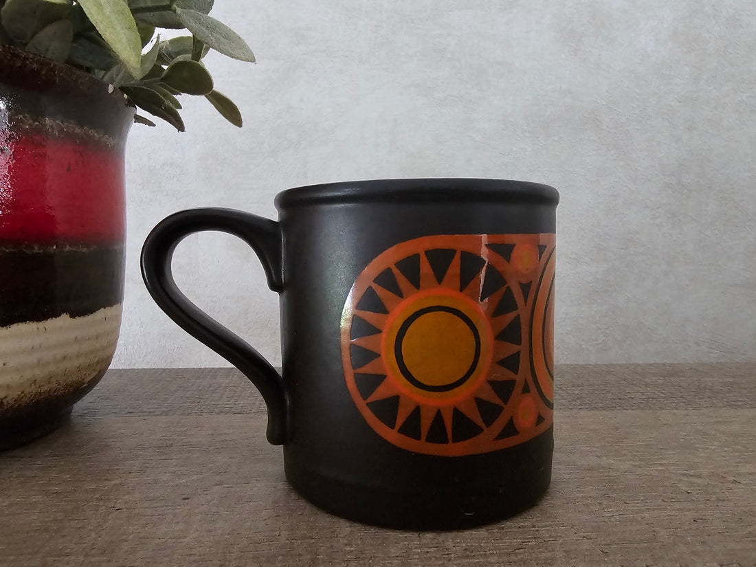 Donkerbruine koffie beker oranje bloemen