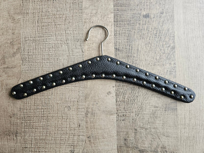 Vintage zwarte kledinghanger met studs