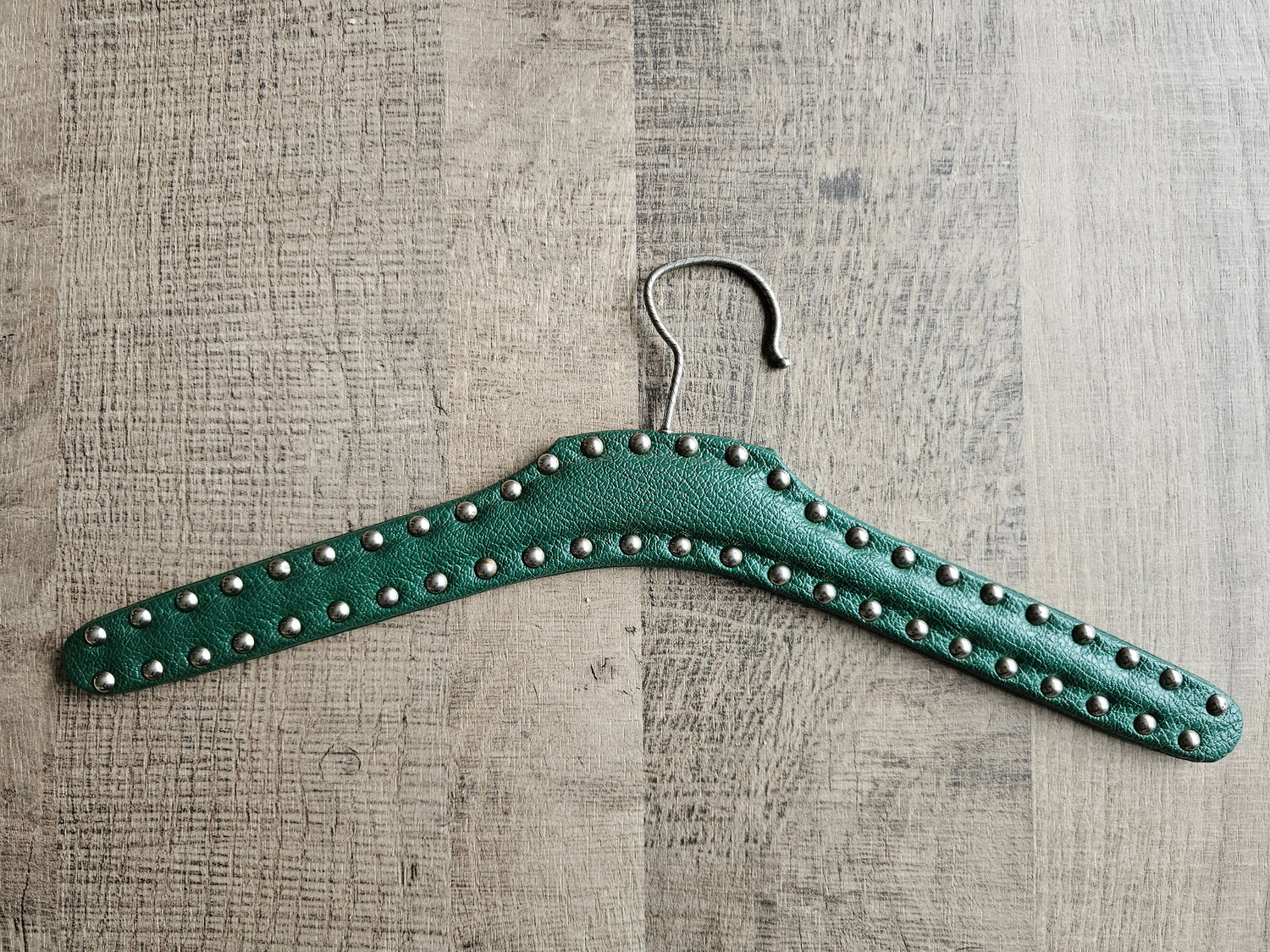 Skailederen kledinghanger groen met studs