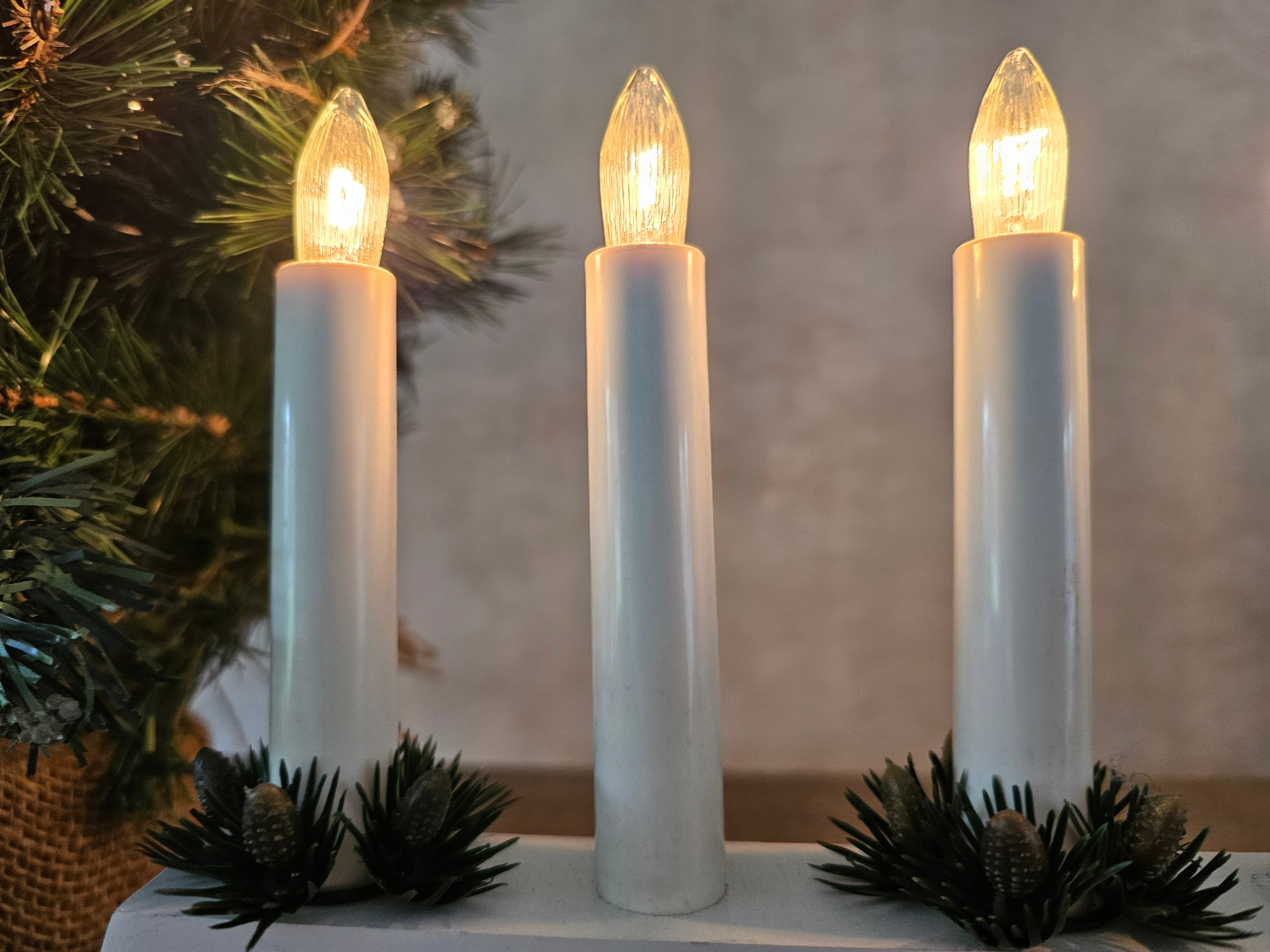 Witte houten kerstlichtjes brug