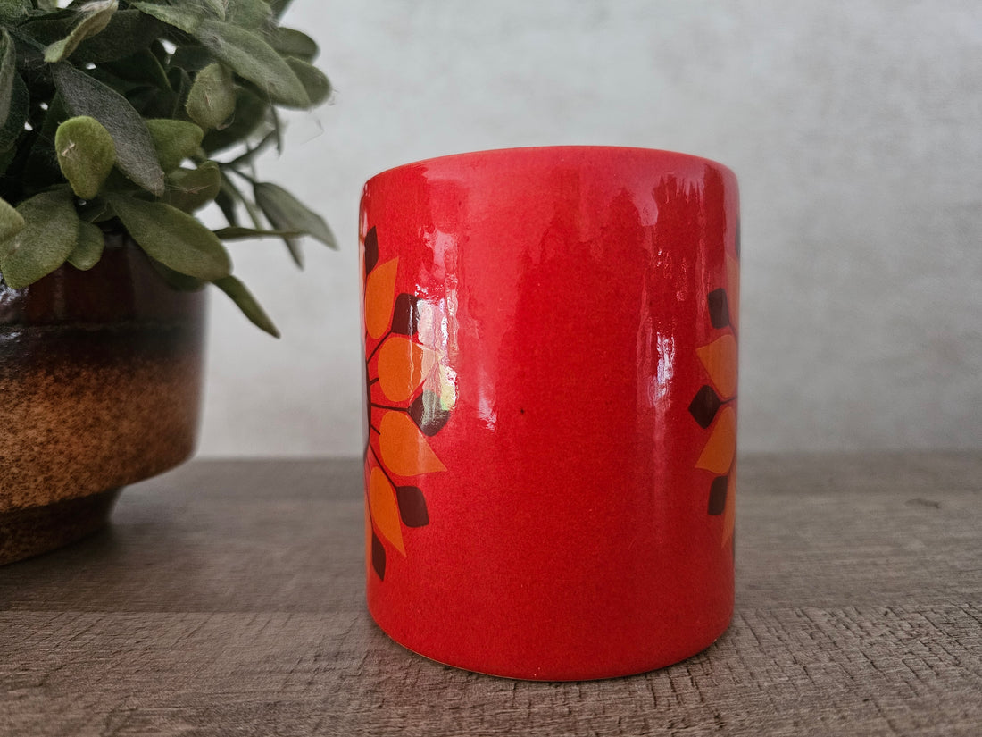 Vintage grote koffiebeker met oranje bloemen