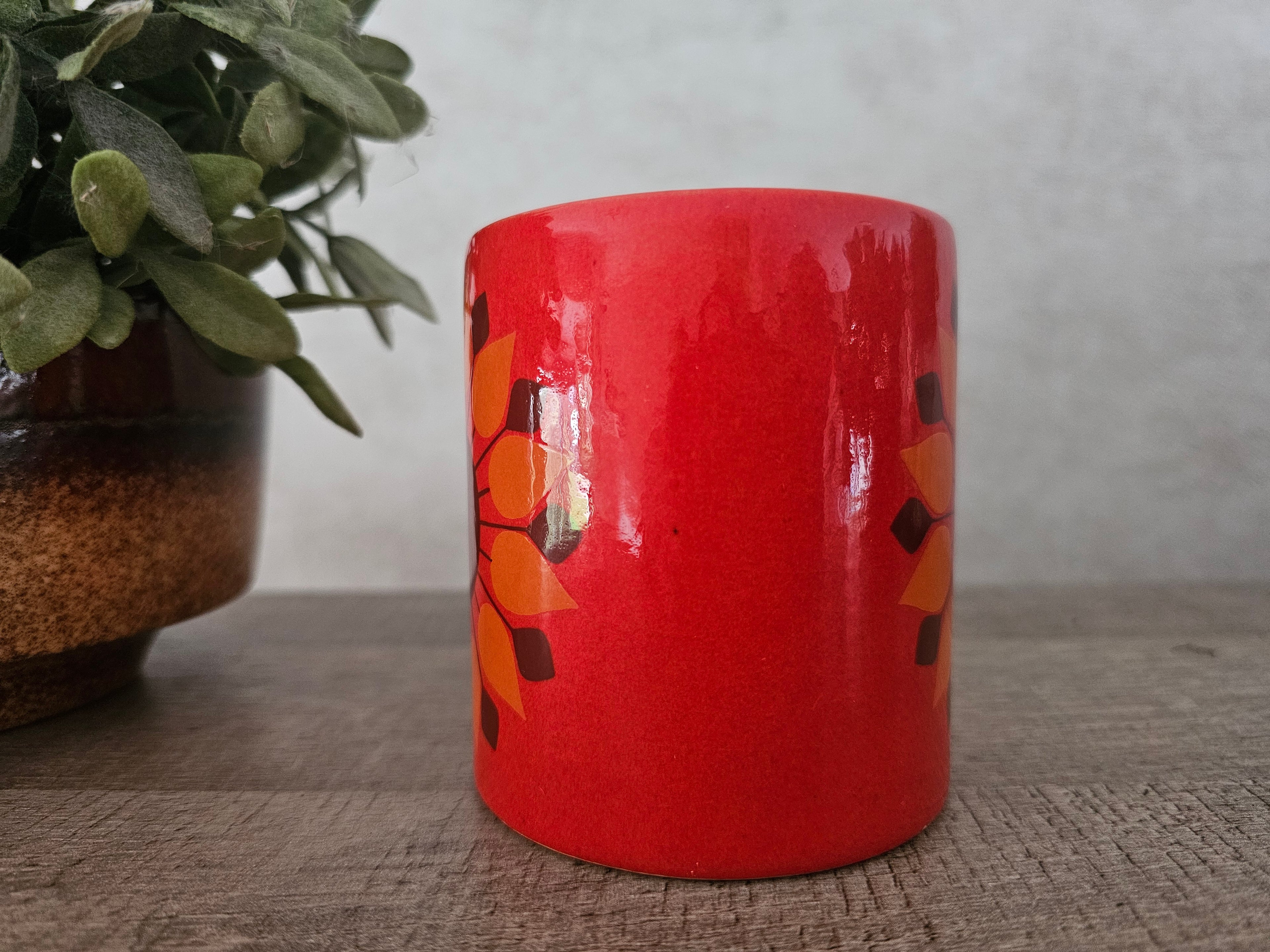 Vintage grote koffiebeker met oranje bloemen