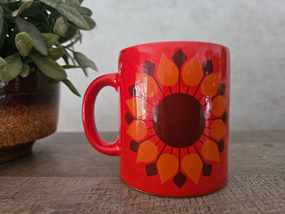 Vintage grote koffiebeker met oranje bloemen