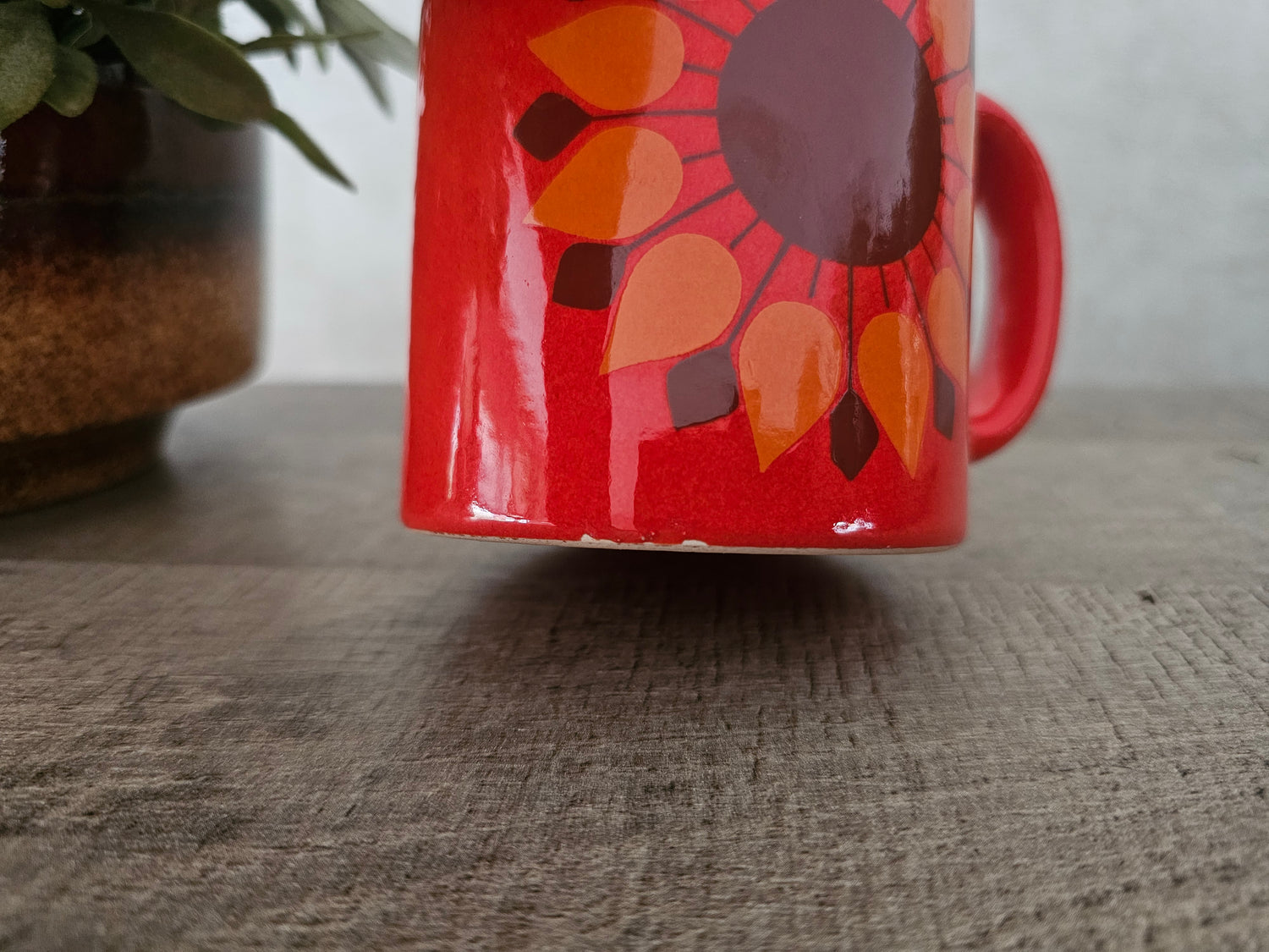 Vintage grote koffiebeker met oranje bloemen