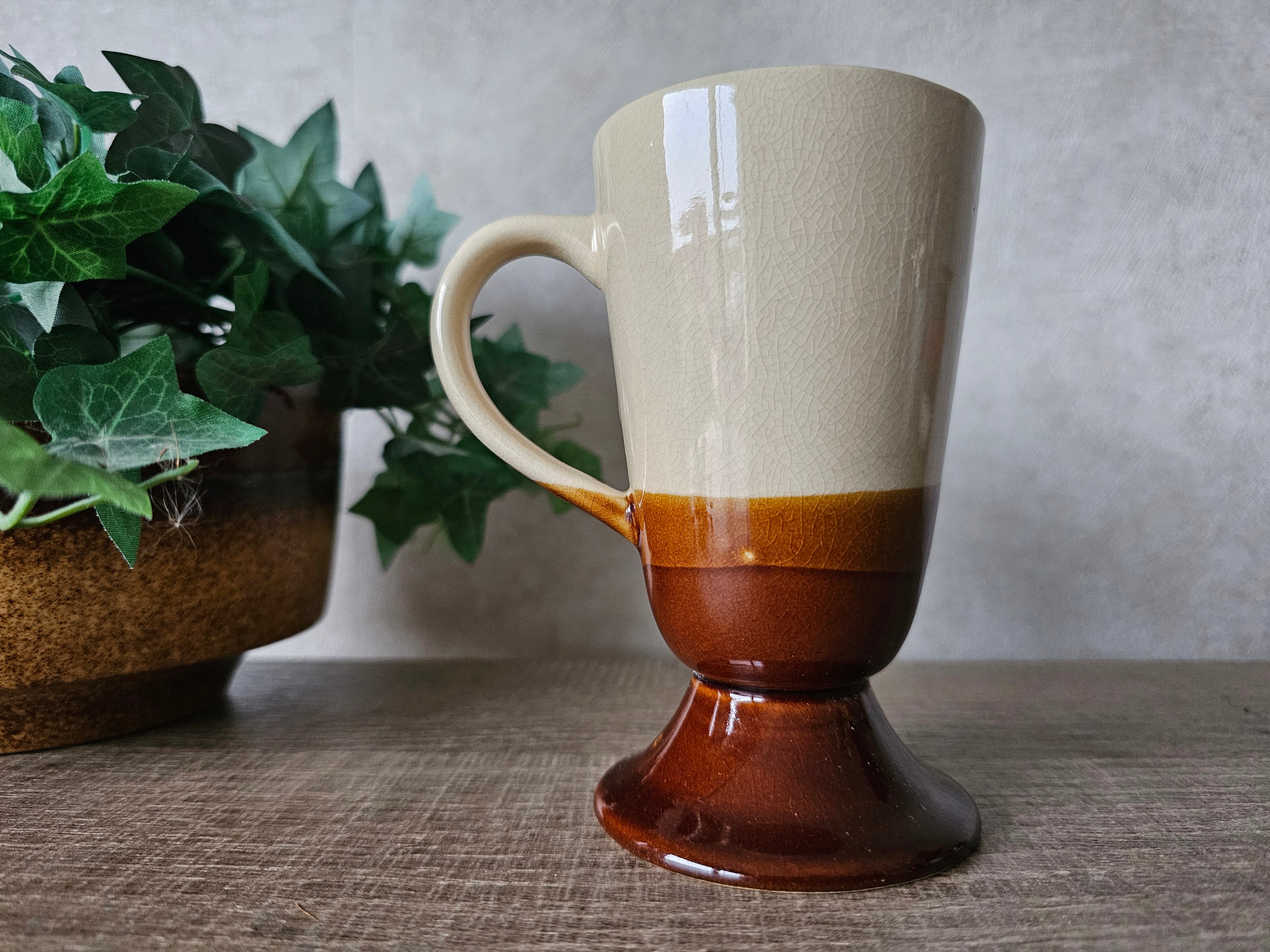 Bruine koffie beker met bomen