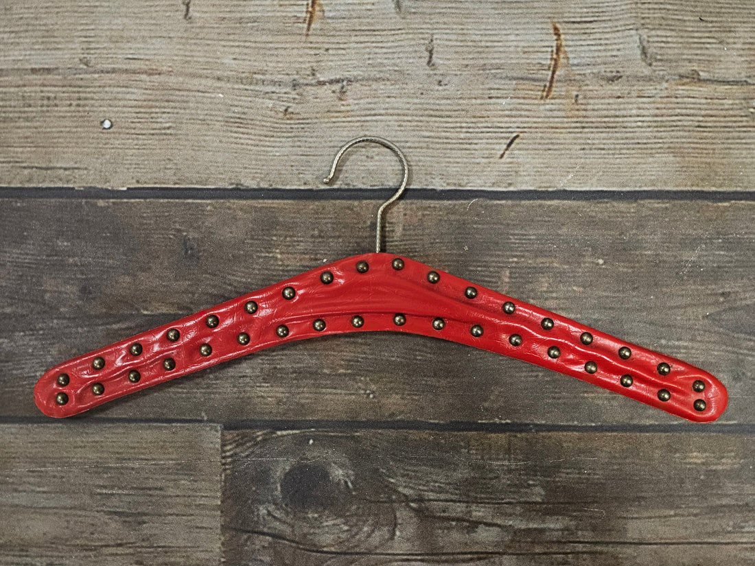 Vintage rode skailederen kledinghanger met studs