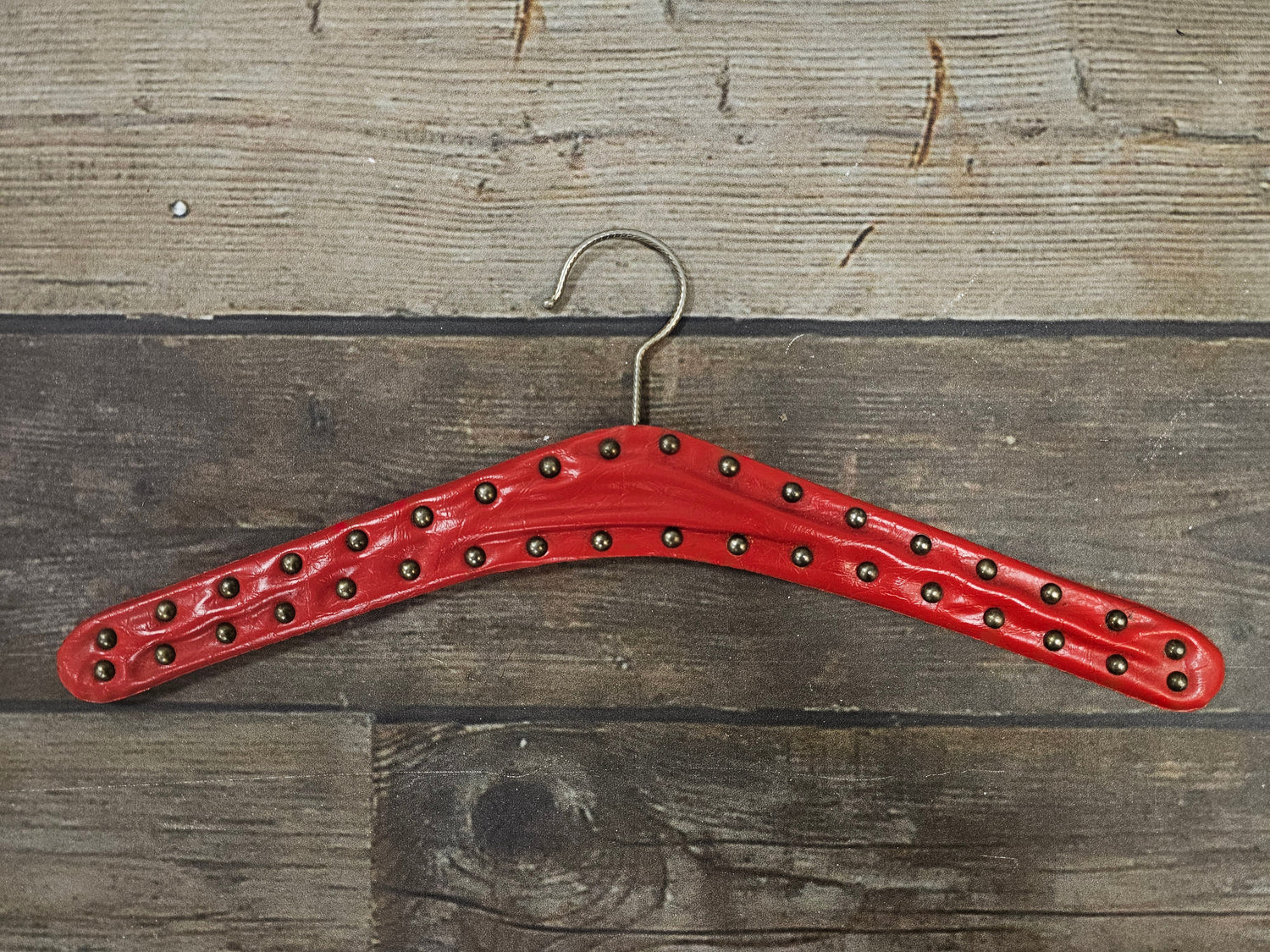 Vintage rode skailederen kledinghanger met studs