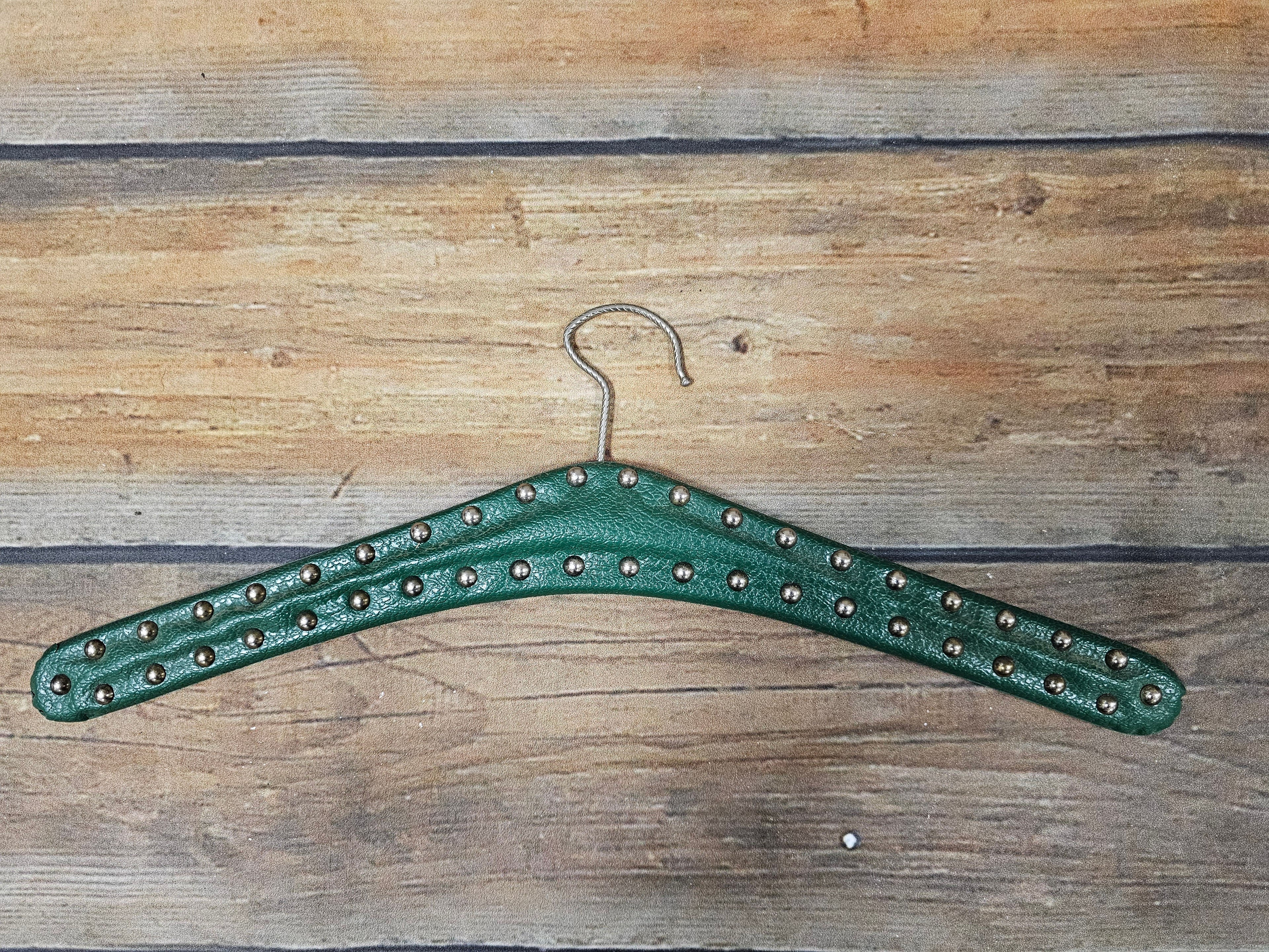 Skailederen kledinghanger groen met studs