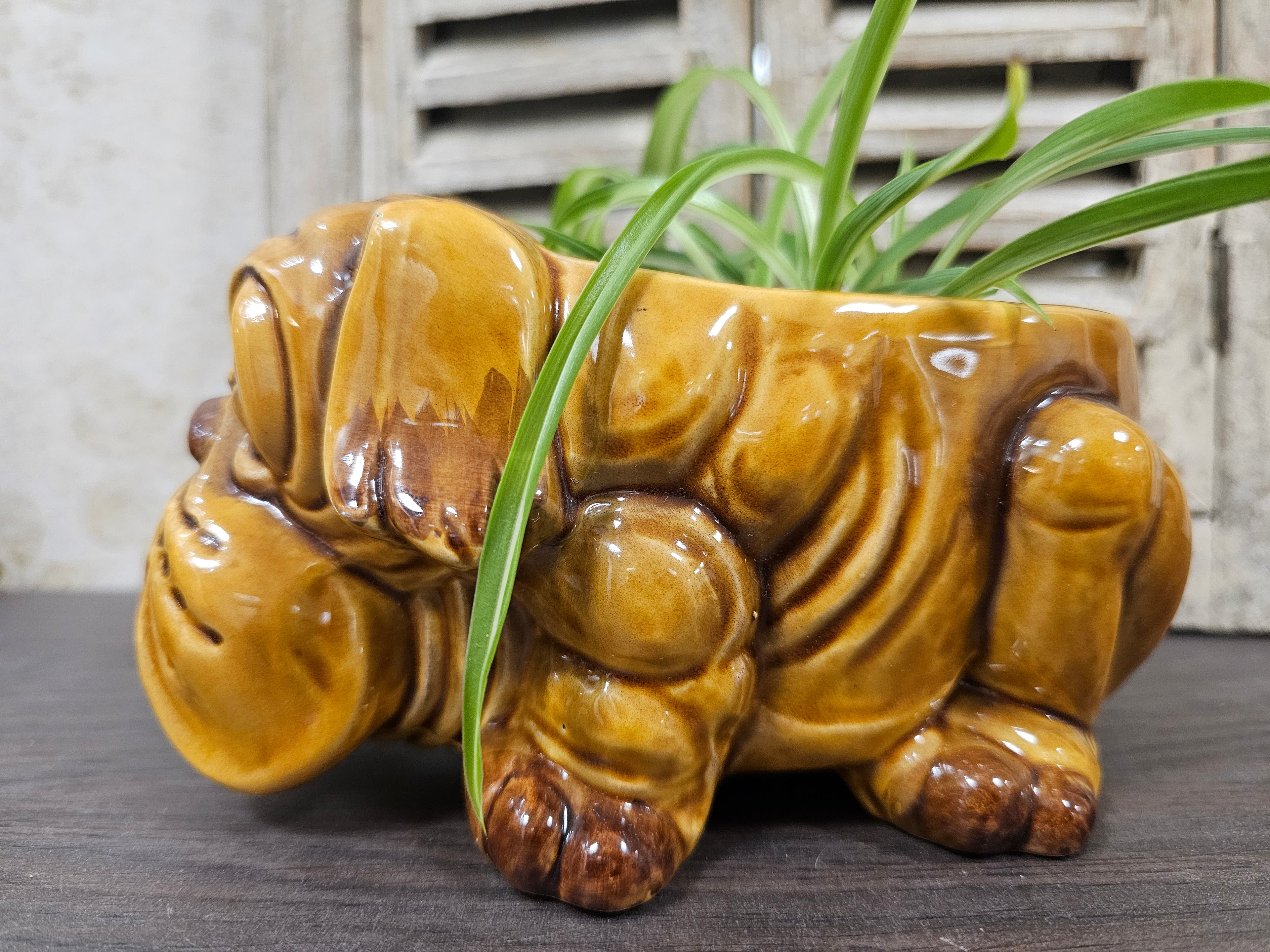 Bloempot bulldog hond bruin