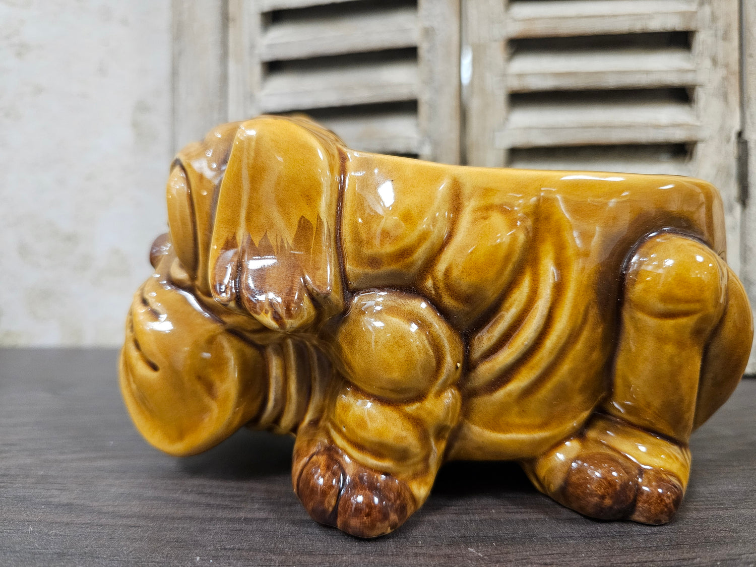 Bloempot bulldog hond bruin