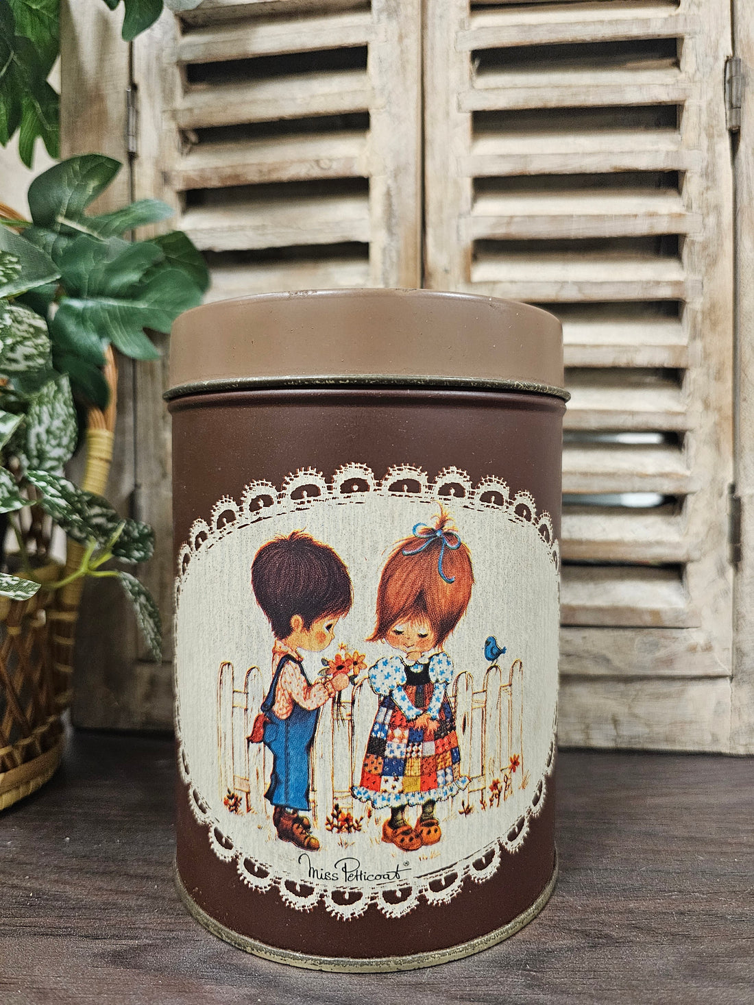 Miss Petticoat rond bruin blik – nostalgisch en sfeervol