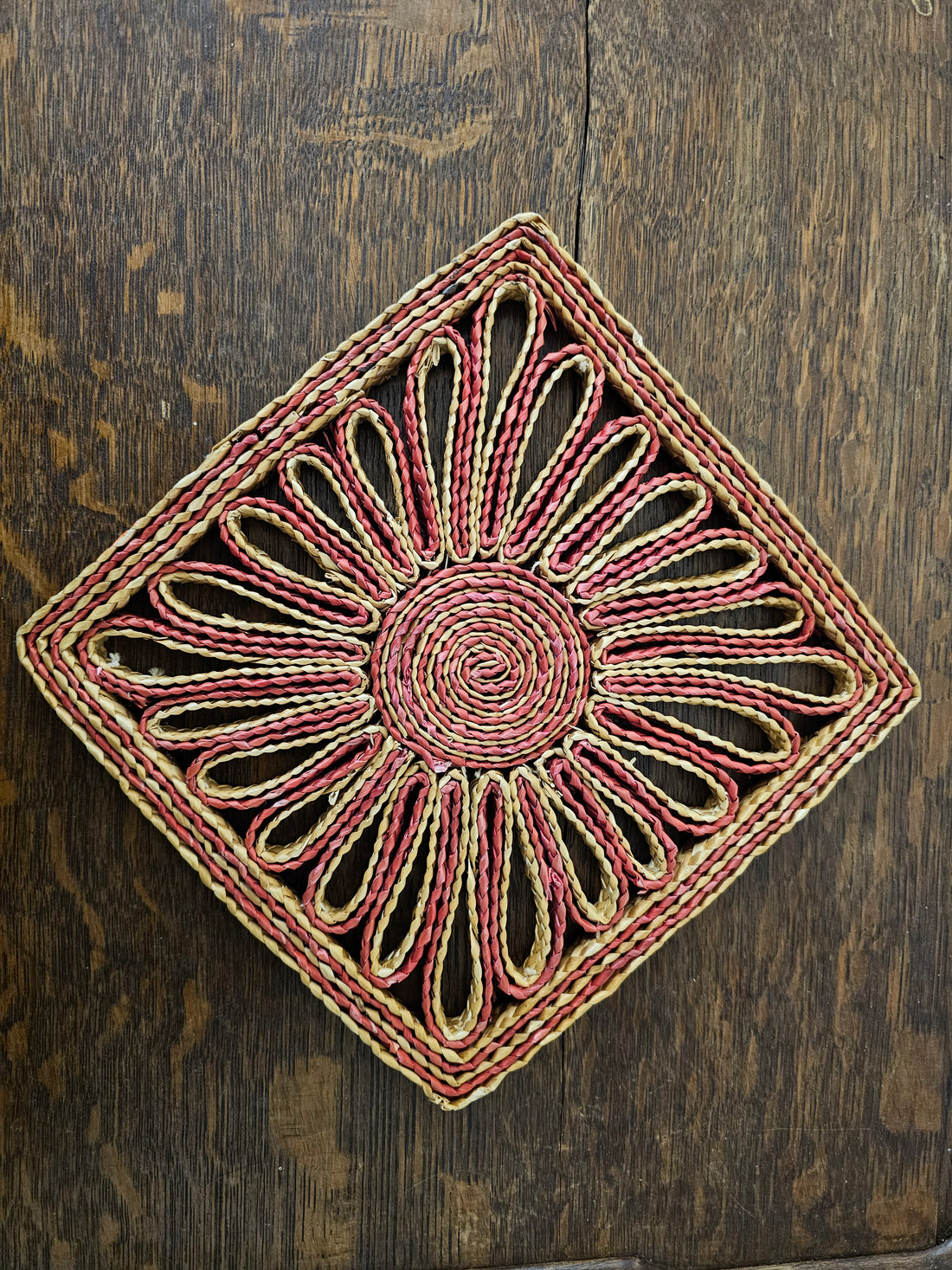 Raffia onderzetter vierkant rood goud