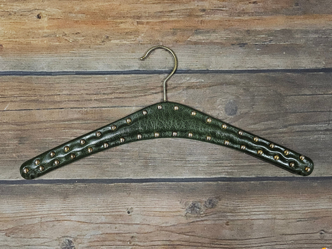 Skailederen kledinghanger donkergroen studs