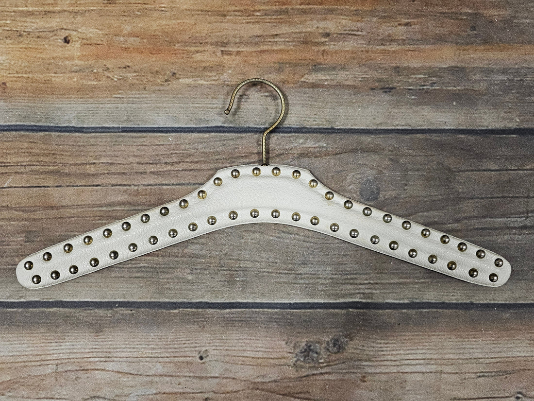 Skailederen kledinghanger met studs wit