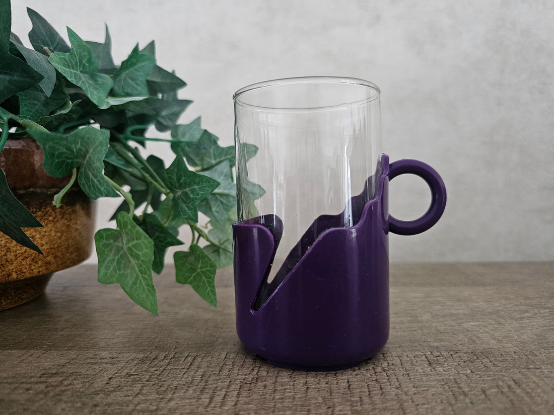 Theeglas kunststof paarse houder