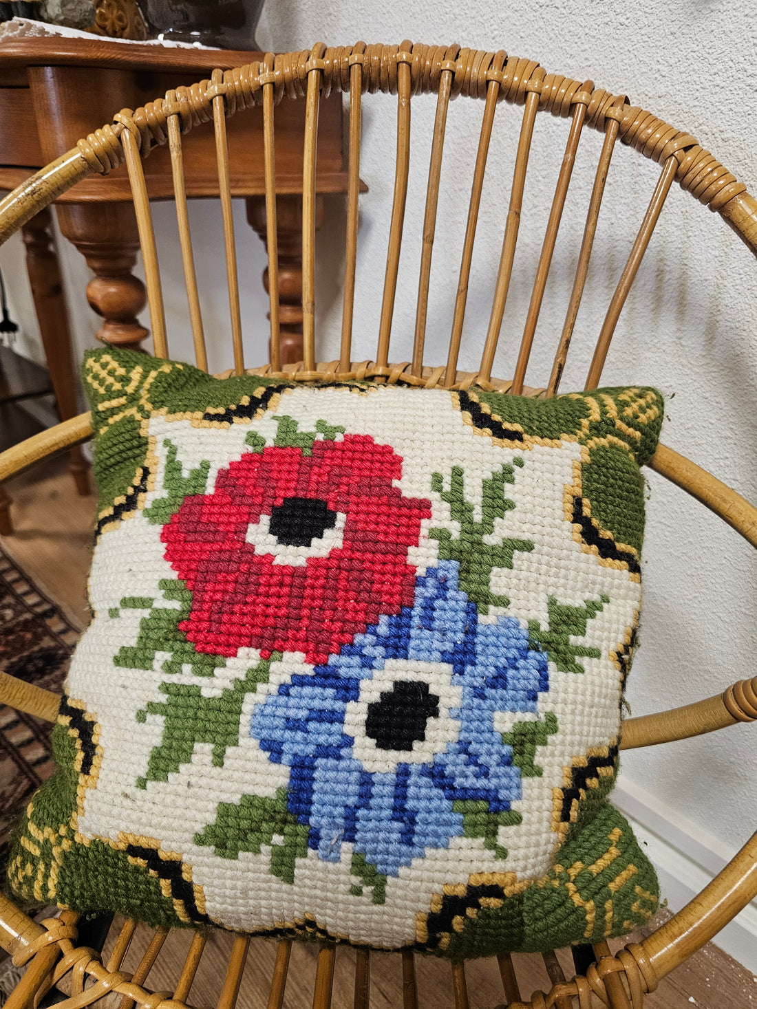 Geborduurd kussen bloemen