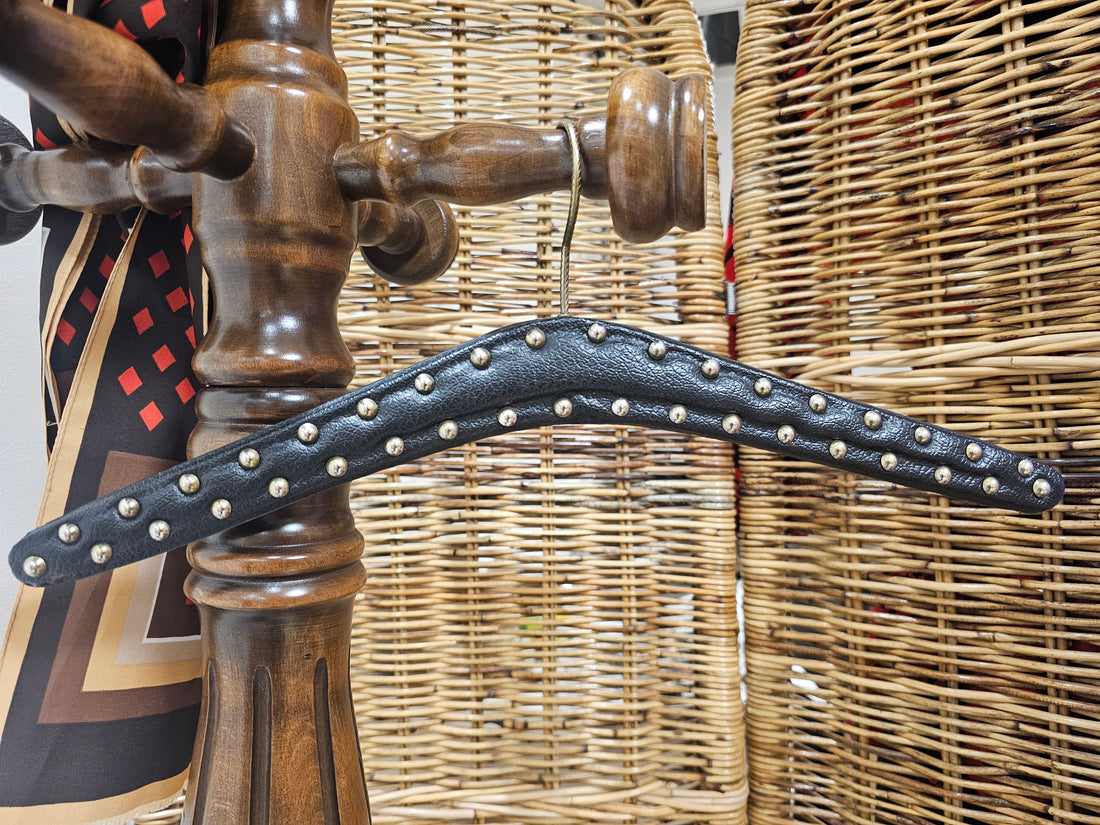 Vintage zwarte kledinghanger met studs