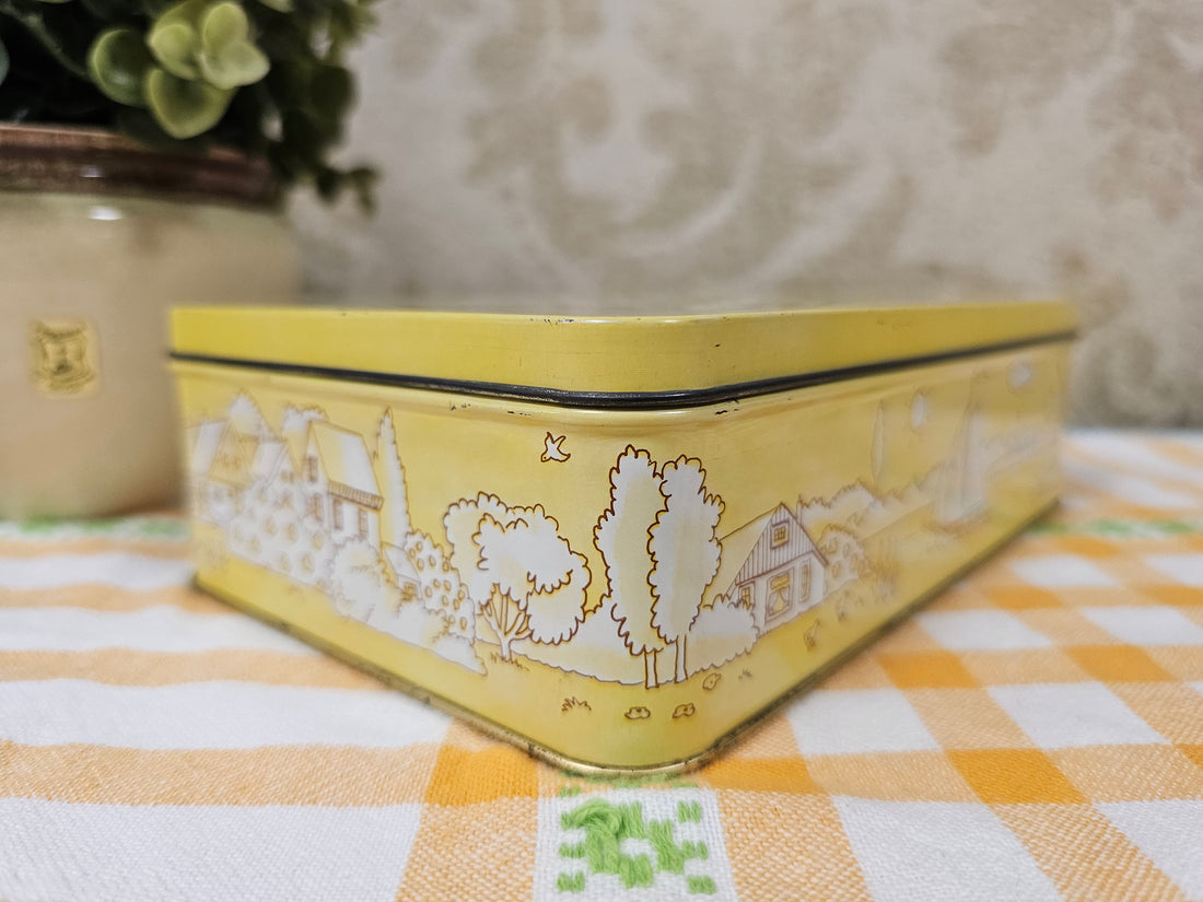 Verkade koekblik – dorpsgezicht in geel