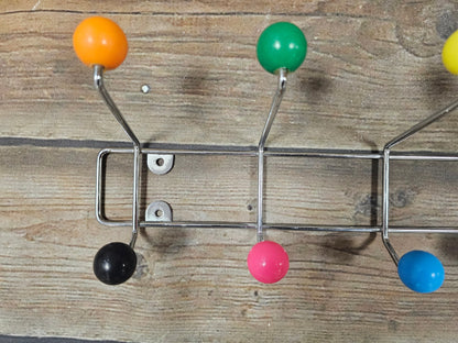 Kapstok gekleurde bollen