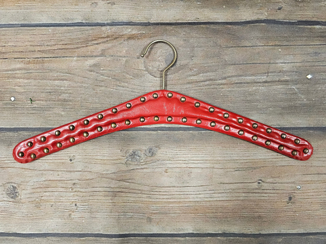 Vintage rode skailederen kledinghanger met studs