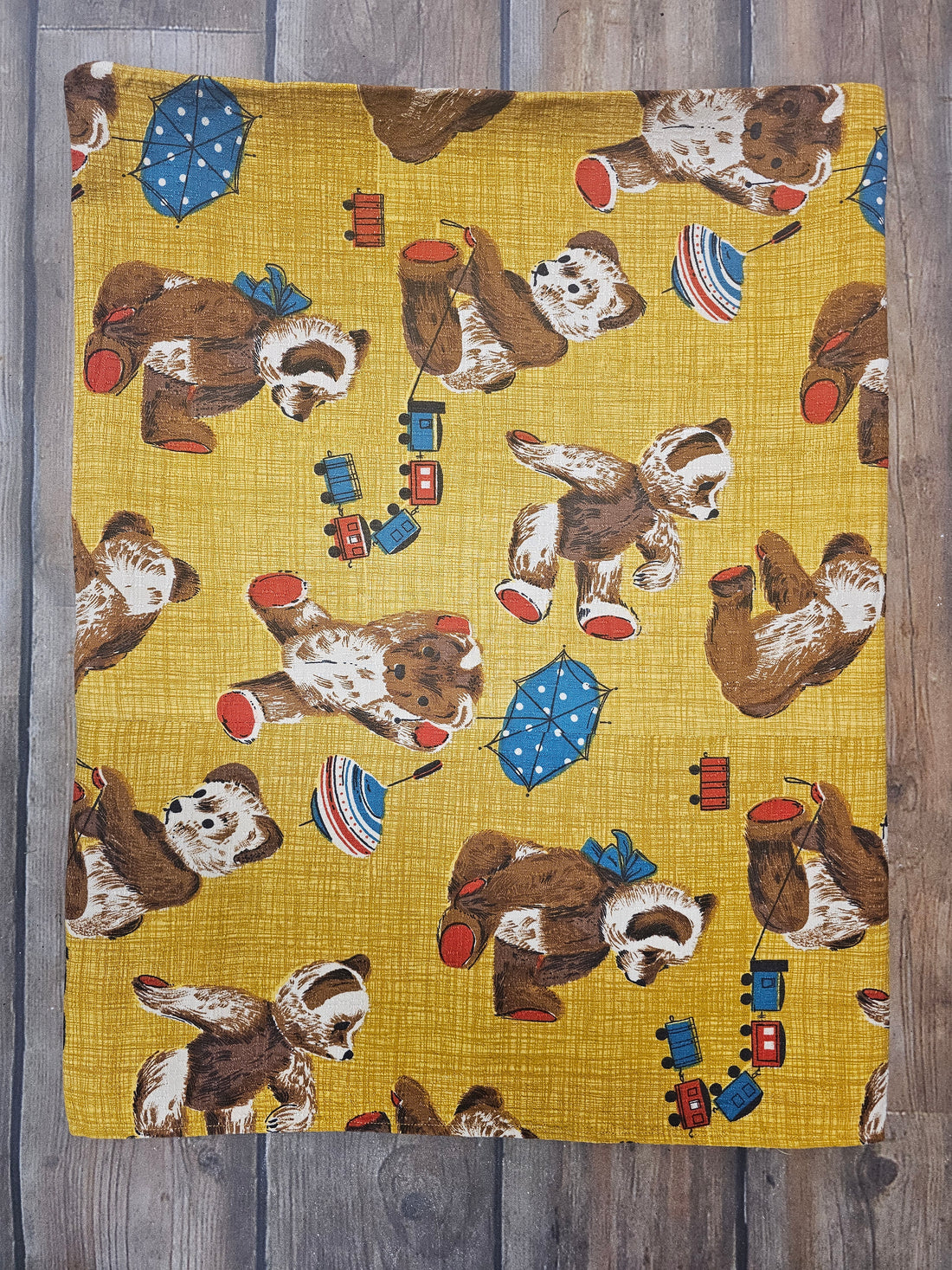 Gordijn / lap stof okergeel met beren 135 x 210 cm