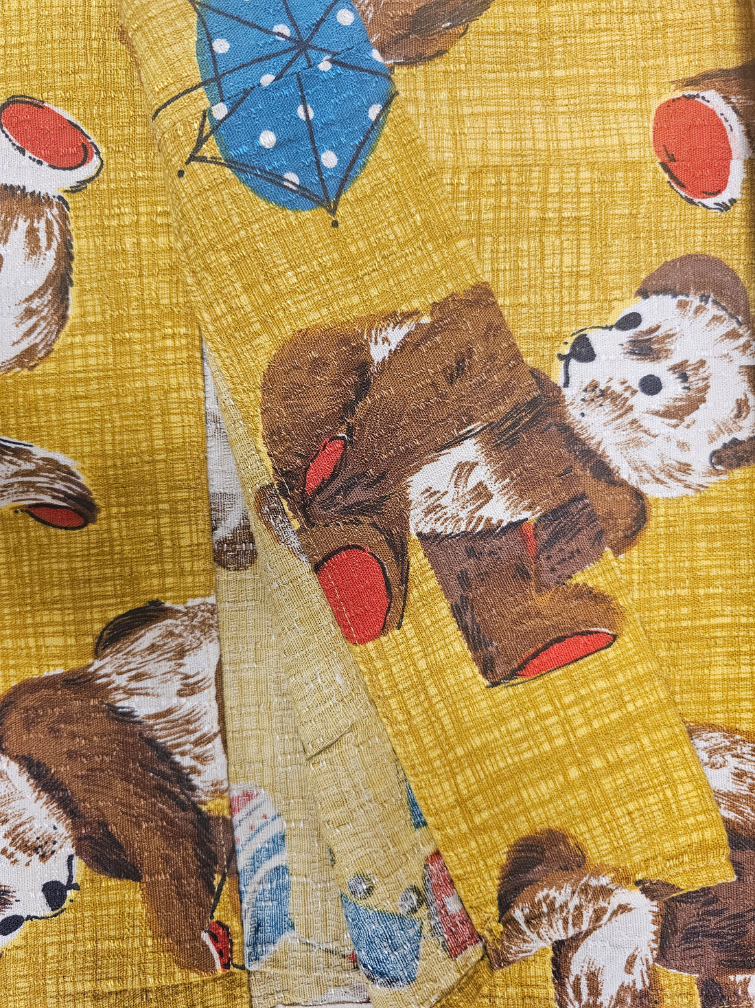 Gordijn / lap stof okergeel met beren 135  x 210 cm