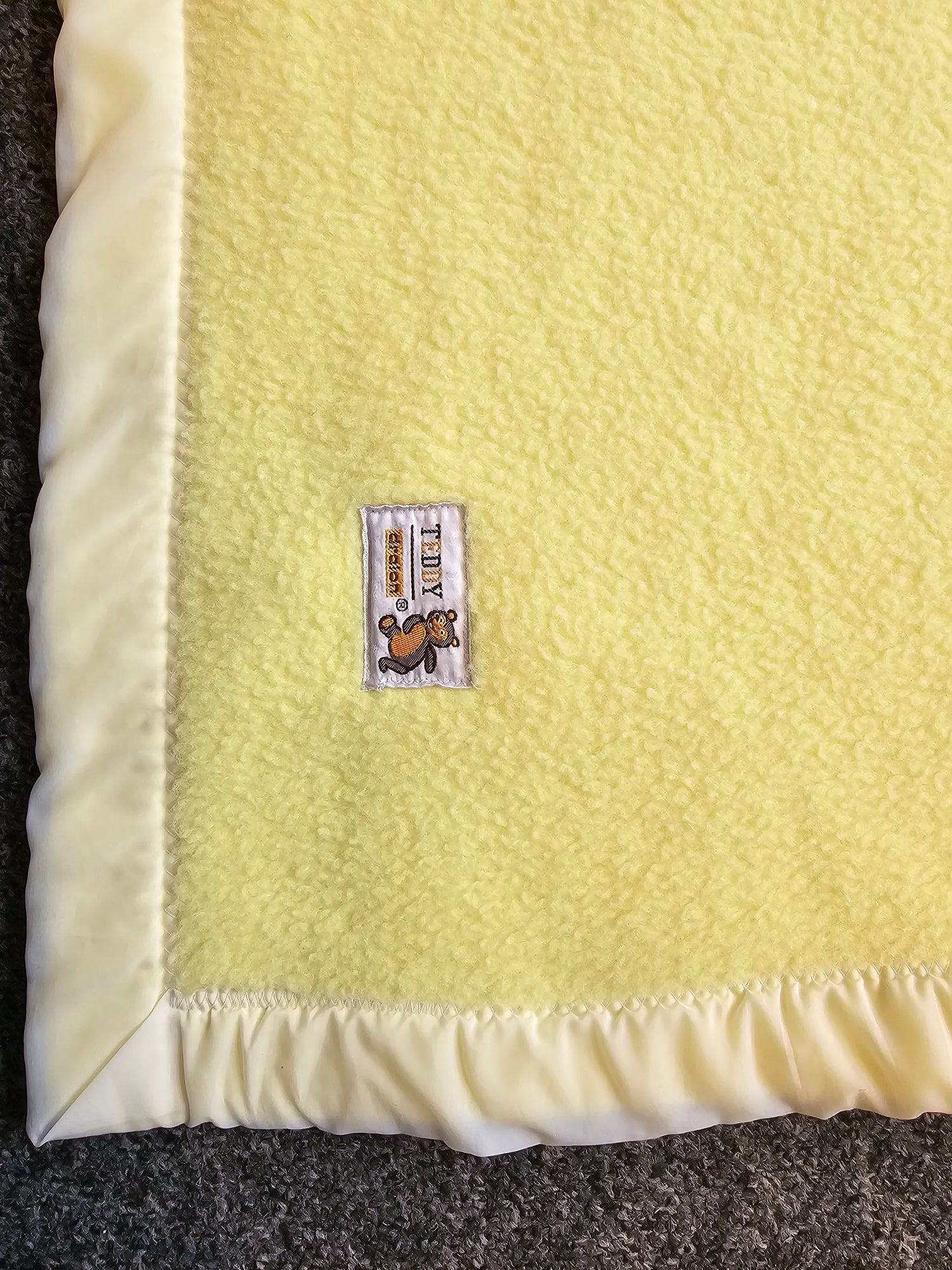 Teddy Dralon baby ledikant deken zachtgeel