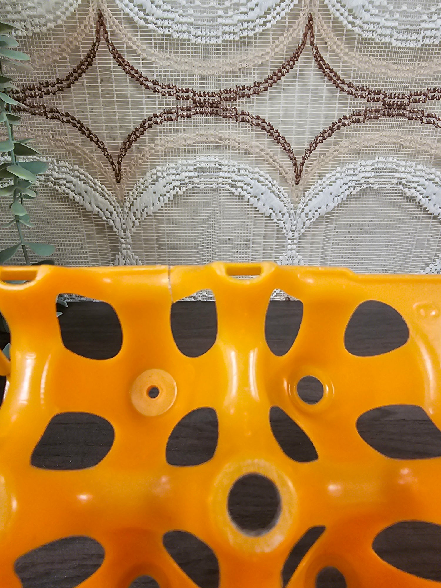 Oranje vintage kunststof eierrek